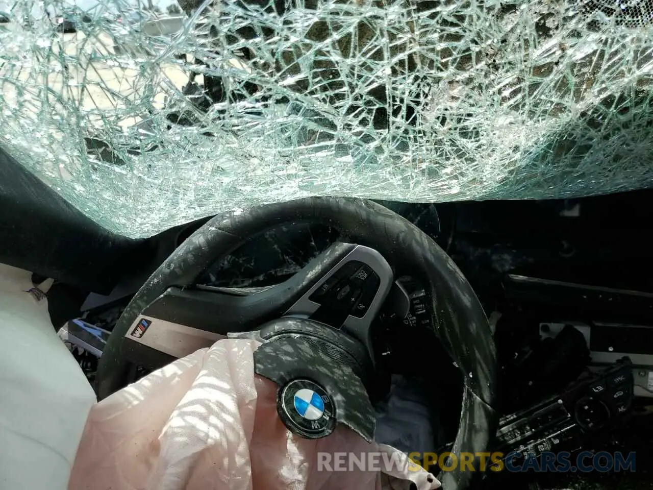 9 Photograph of a damaged car WBAJE5C55KBM76890 BMW 5 SERIES 2019