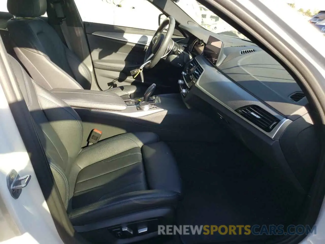5 Photograph of a damaged car WBAJE5C57KWW11764 BMW 5 SERIES 2019