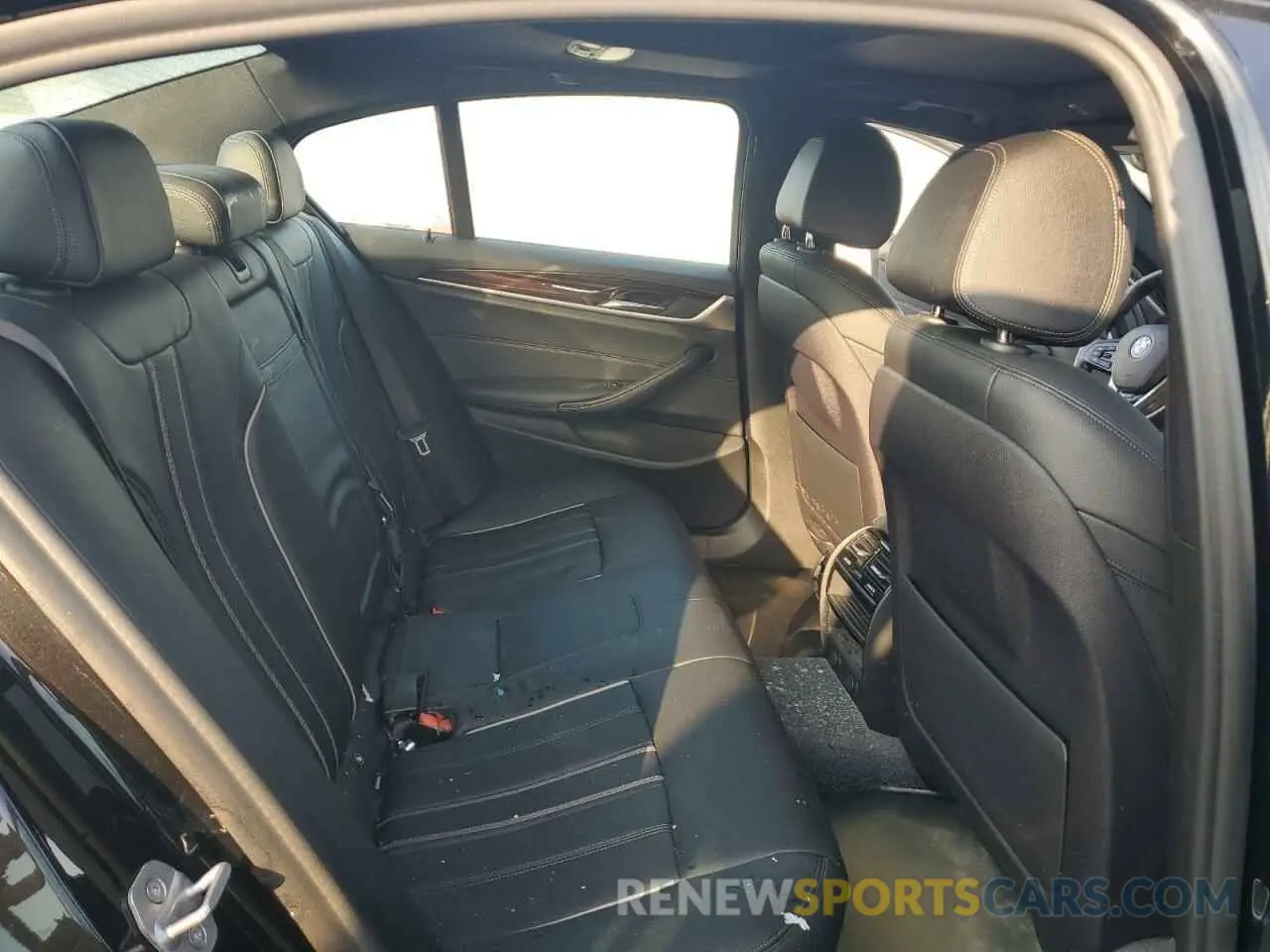 10 Photograph of a damaged car WBAJE7C56KWW44086 BMW 5 SERIES 2019