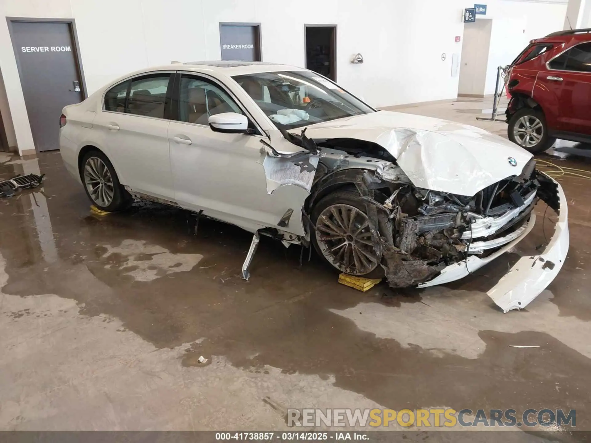 1 Photograph of a damaged car WBA13BJ05NWX59007 BMW 530 2022