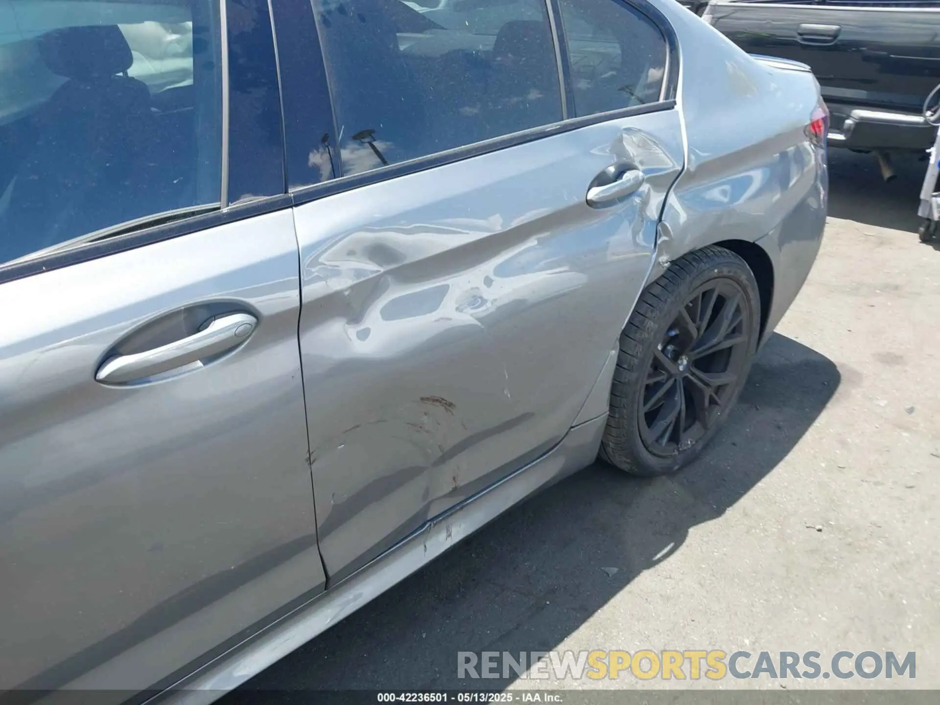 21 Photograph of a damaged car WBA53BH03PWY06061 BMW 530 2023