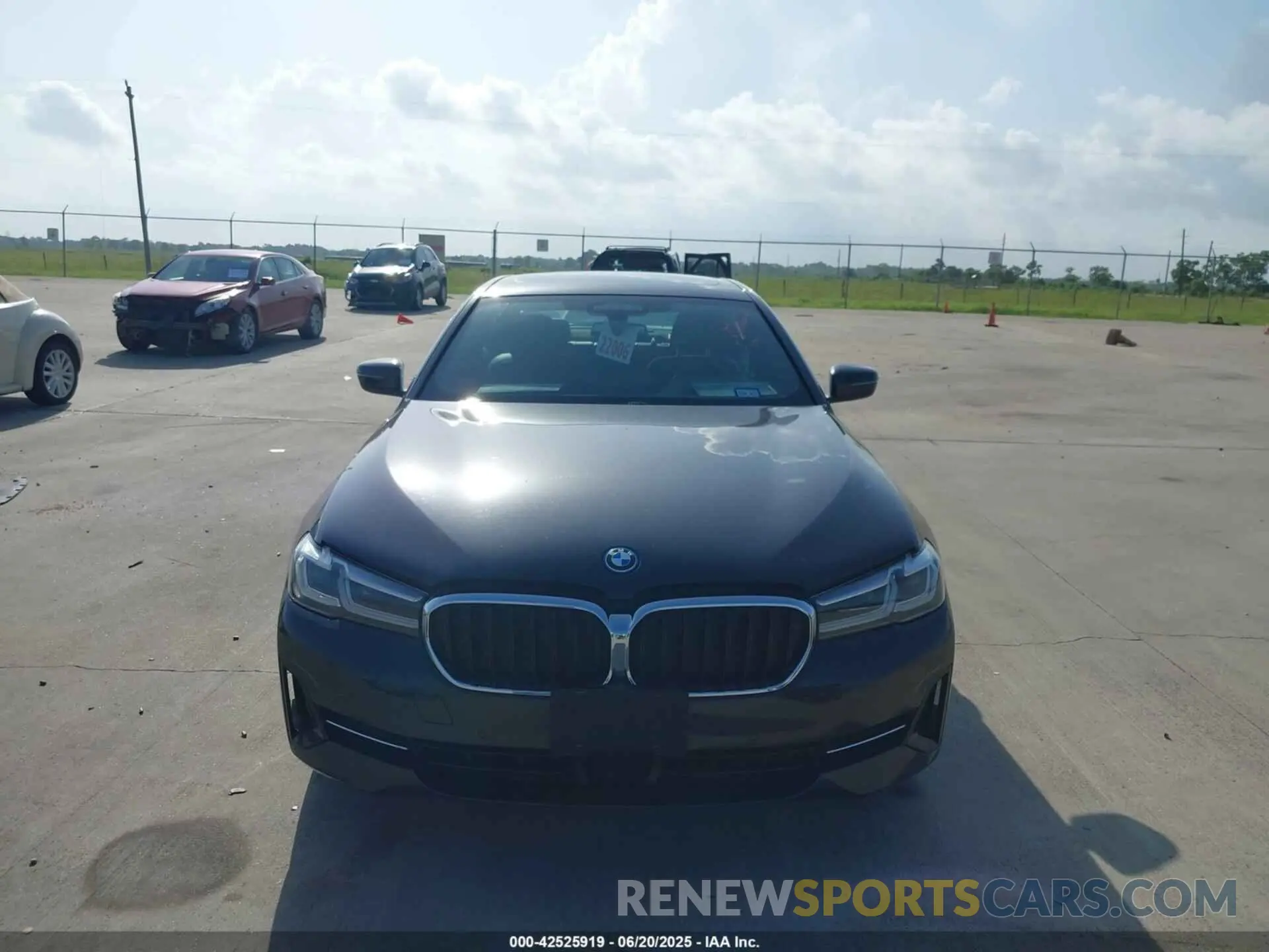 12 Photograph of a damaged car WBA13AG02NCH64896 BMW 530E 2022