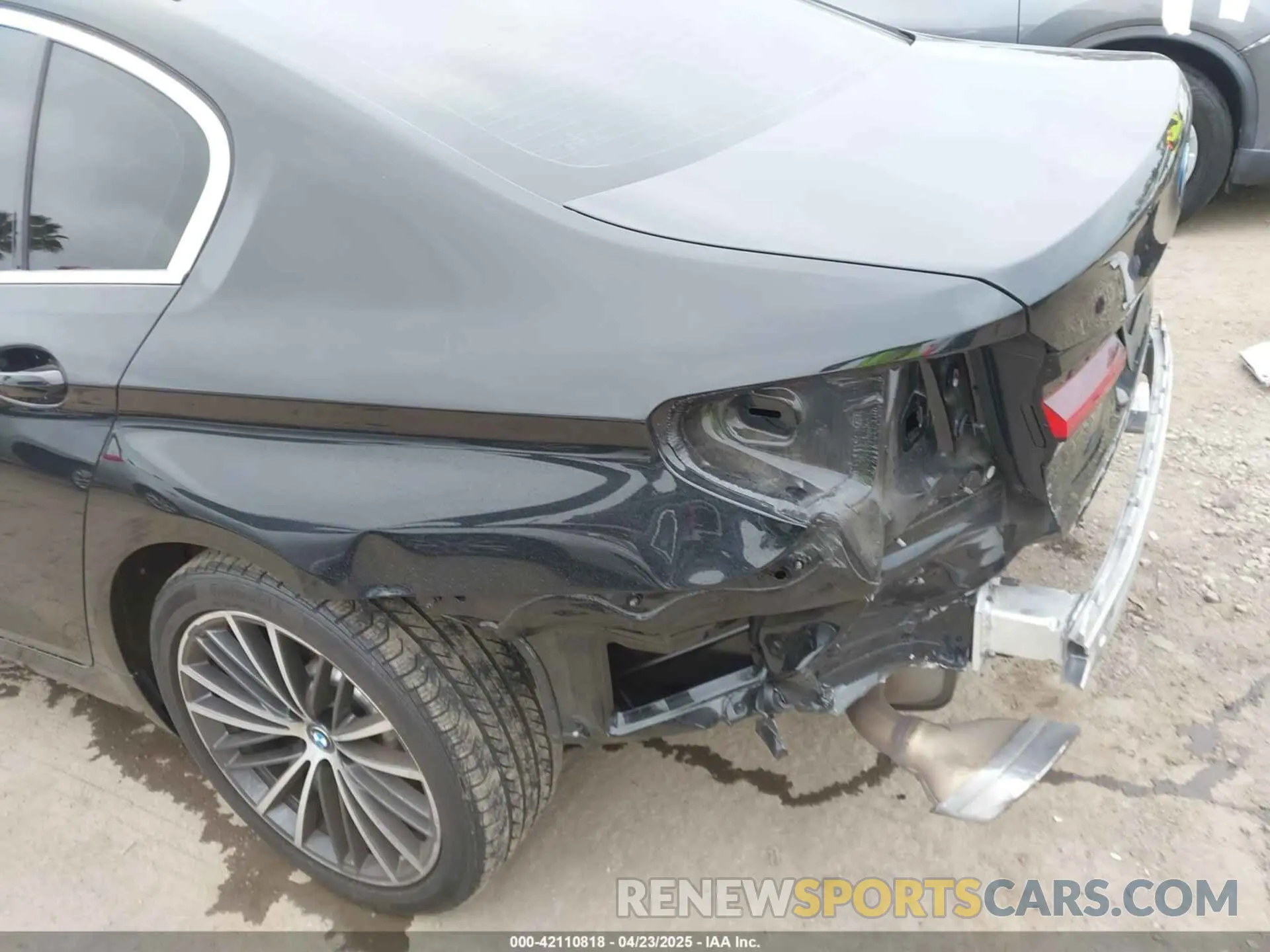 19 Photograph of a damaged car WBA13AG03PCM05556 BMW 530E 2023