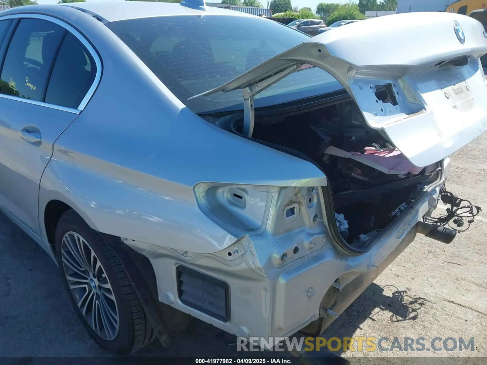 17 Photograph of a damaged car WBAJA5C5XKWW07106 BMW 530I 2019