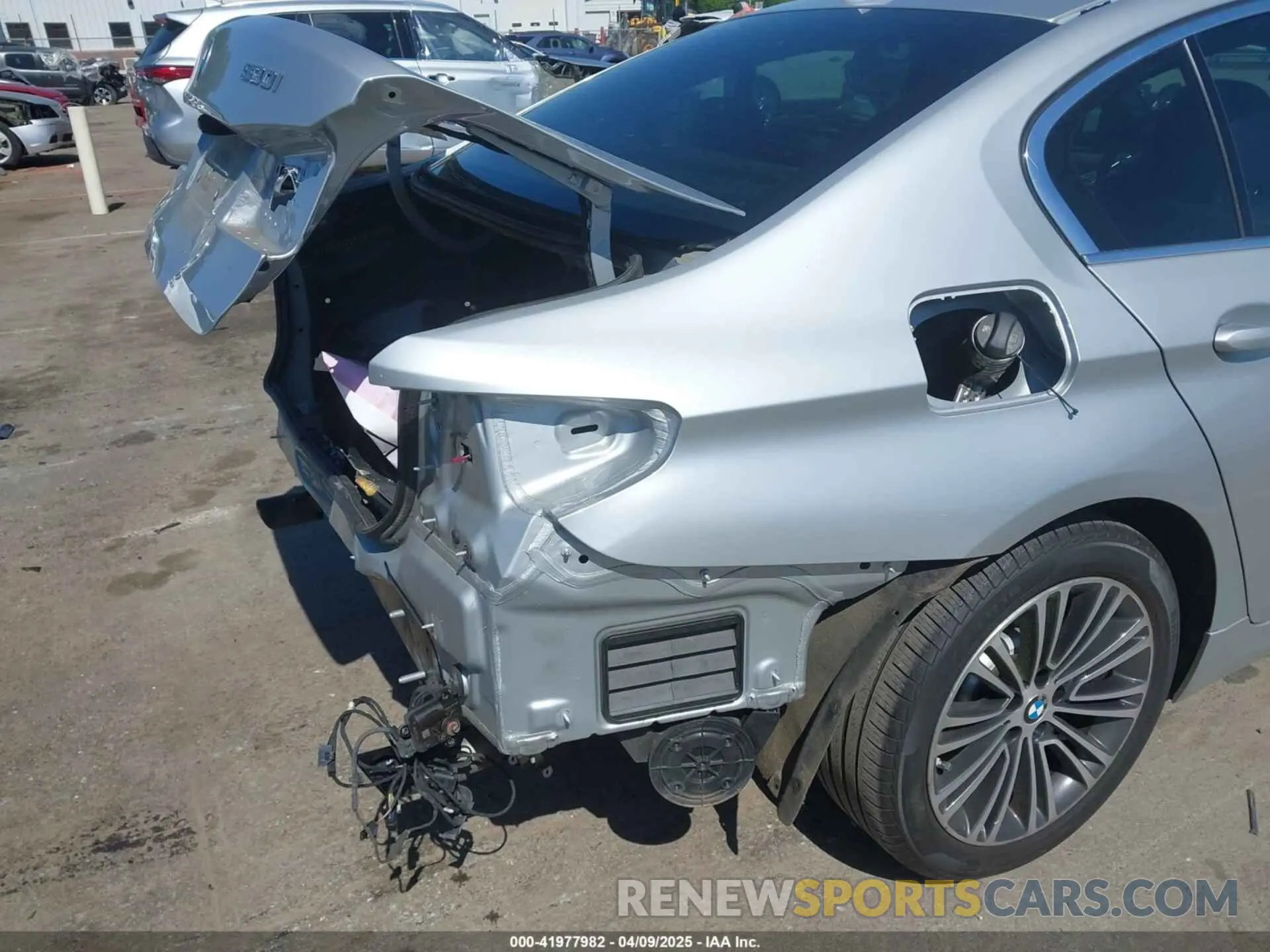 18 Photograph of a damaged car WBAJA5C5XKWW07106 BMW 530I 2019