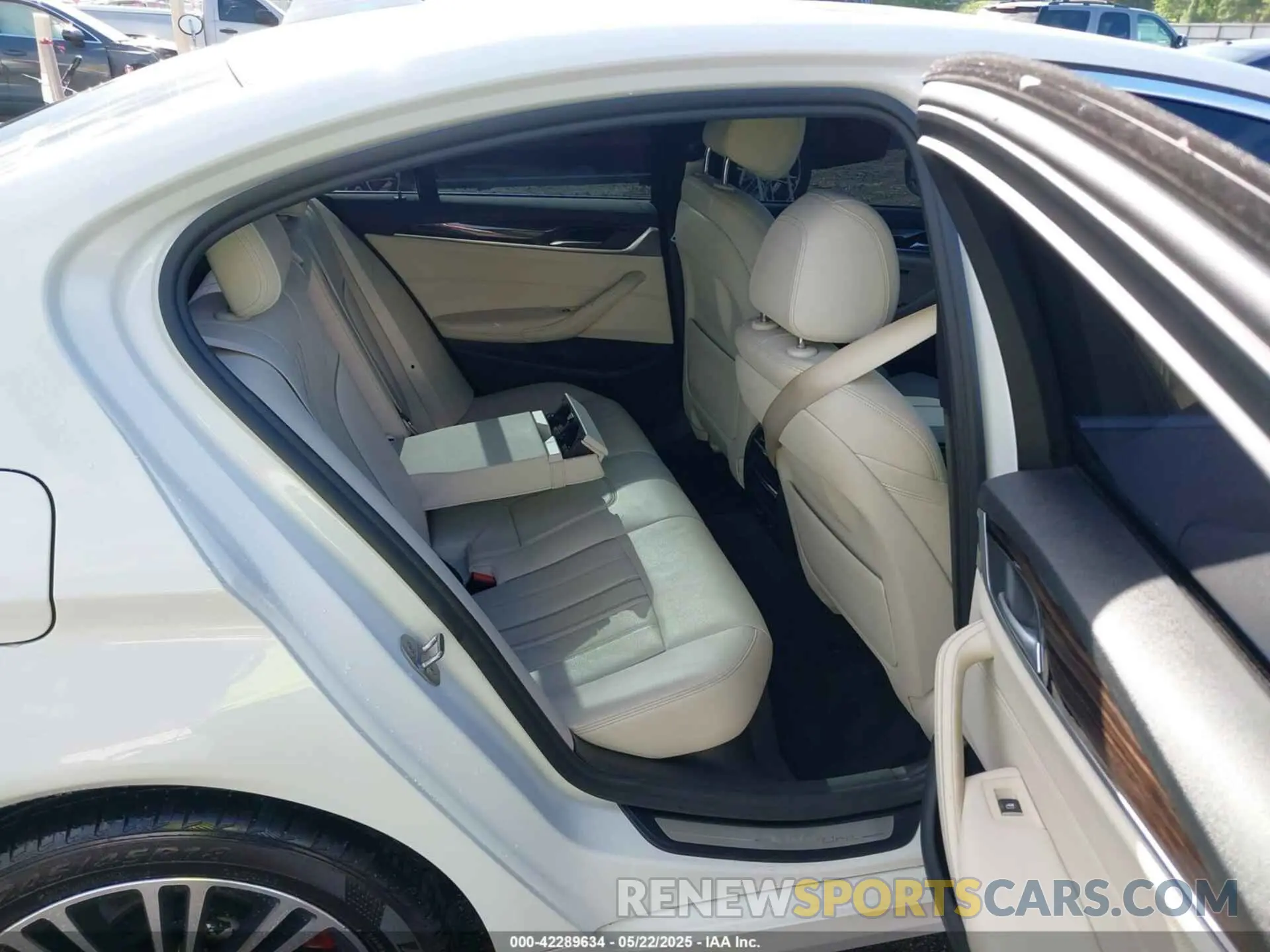 8 Photograph of a damaged car WBAJA7C50KWW17686 BMW 530I 2019