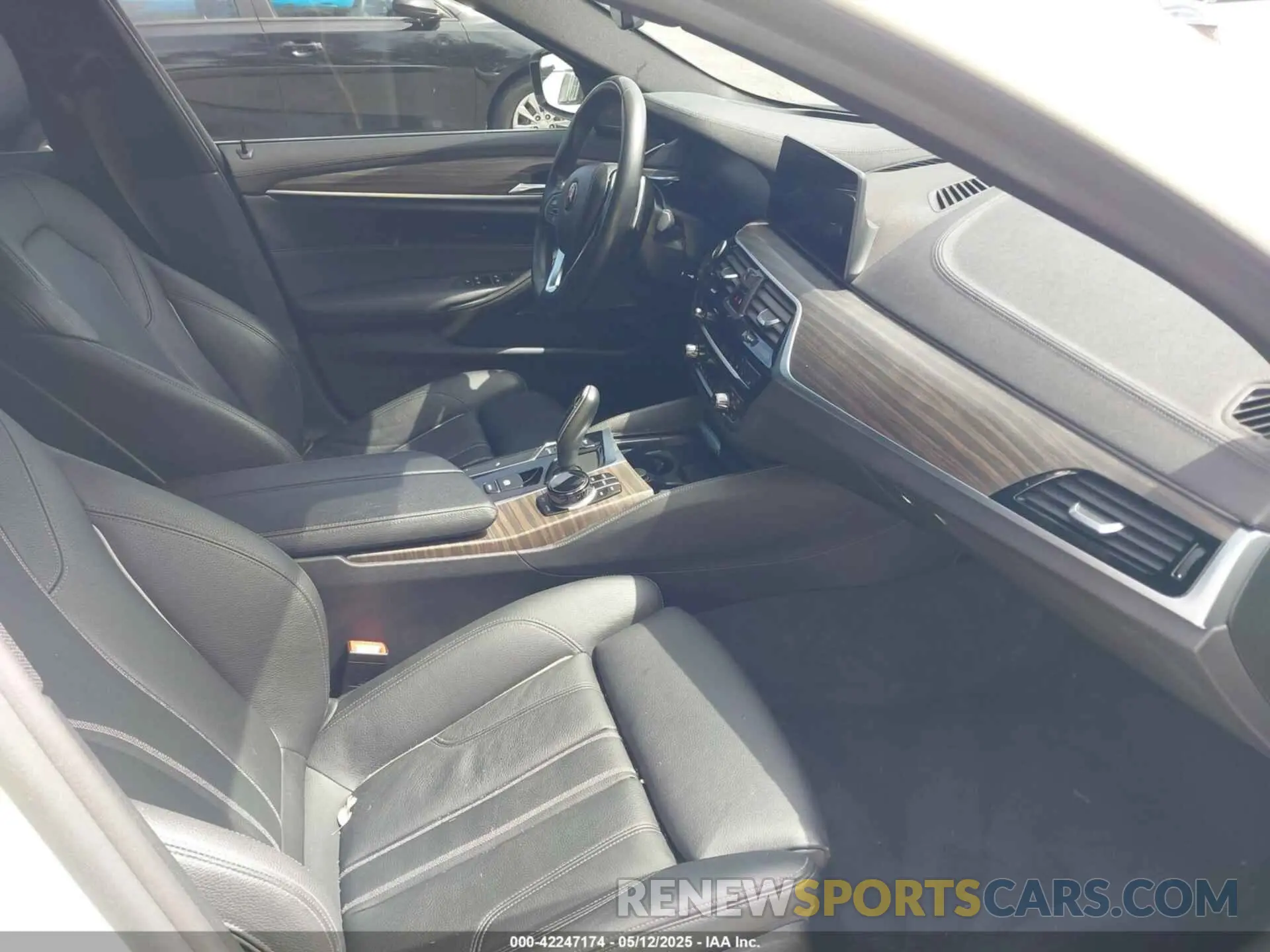 5 Photograph of a damaged car WBAJR3C04LWW69815 BMW 530I 2020