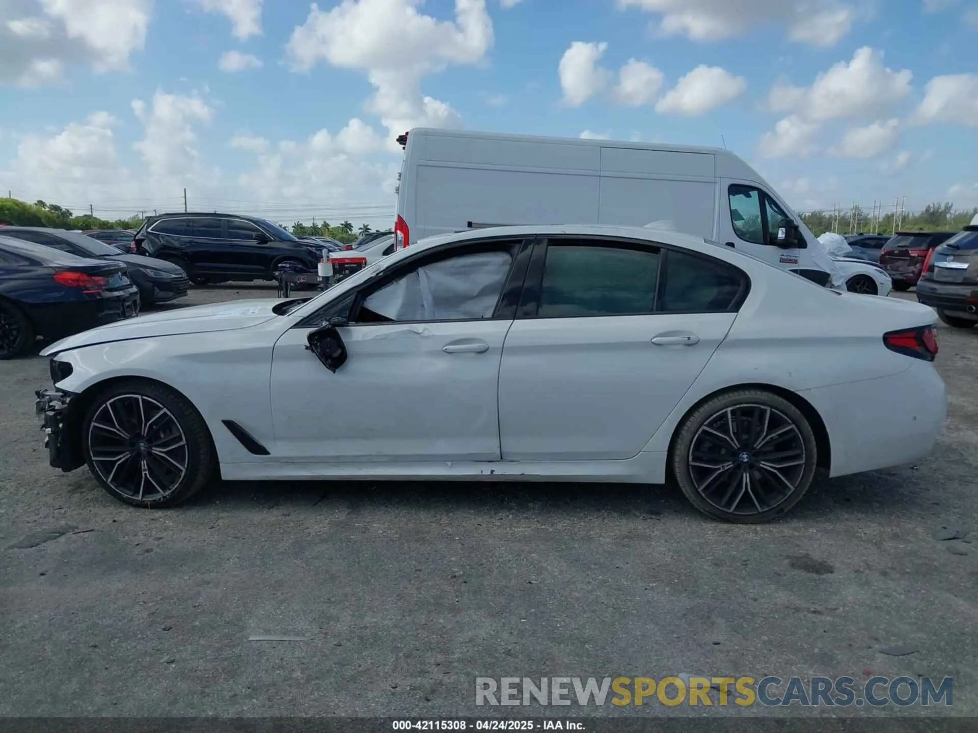 14 Photograph of a damaged car WBA53BH01MWX02468 BMW 530I 2021