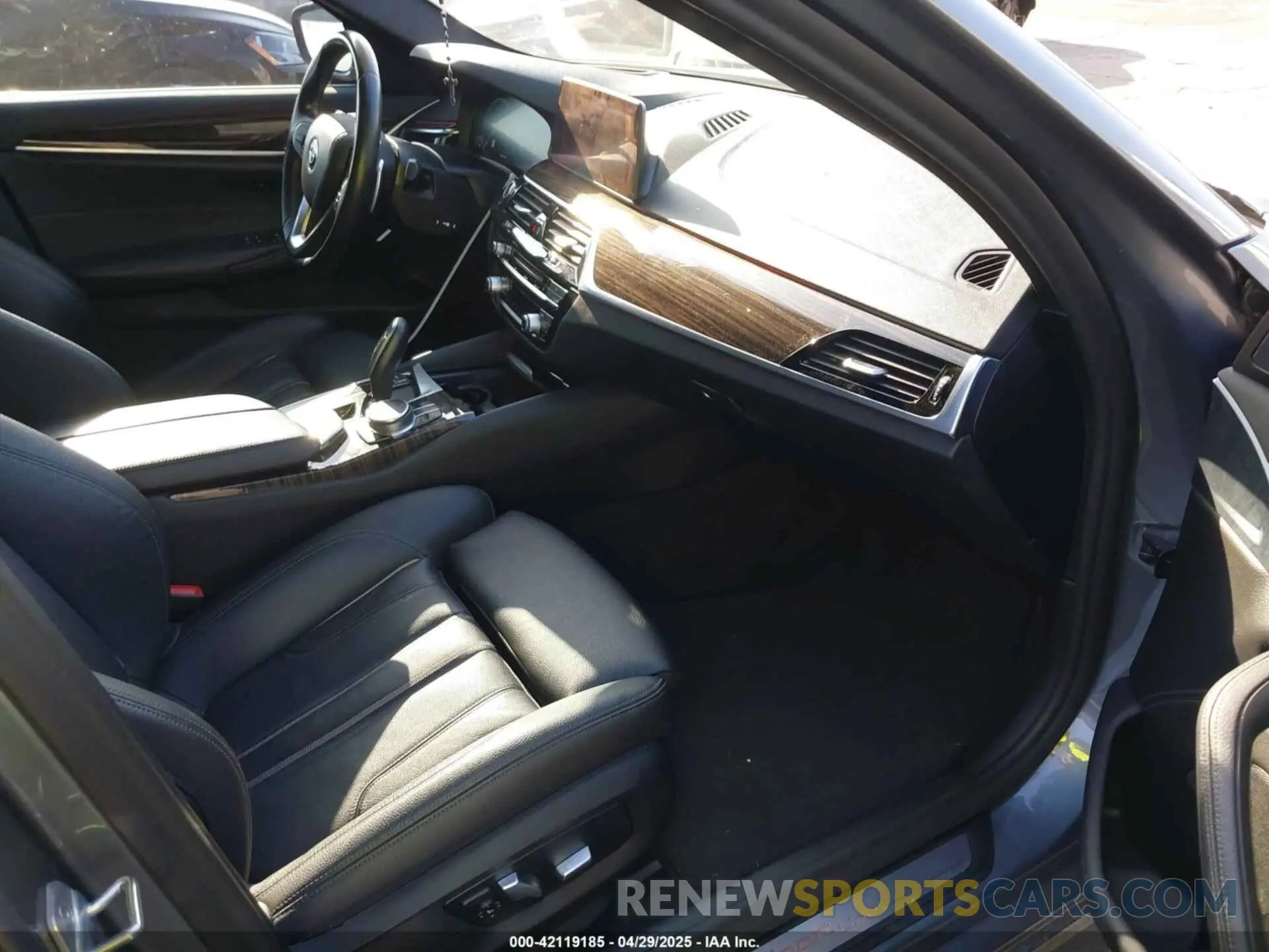 5 Photograph of a damaged car WBAJE5C50KWW41835 BMW 540I 2019