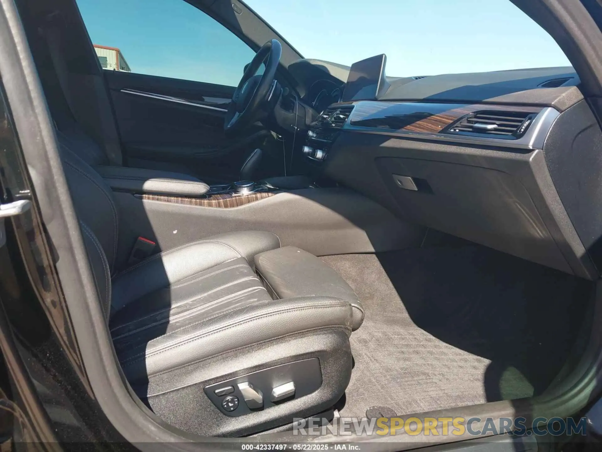 5 Photograph of a damaged car WBAJE7C52KWW10002 BMW 540I 2019