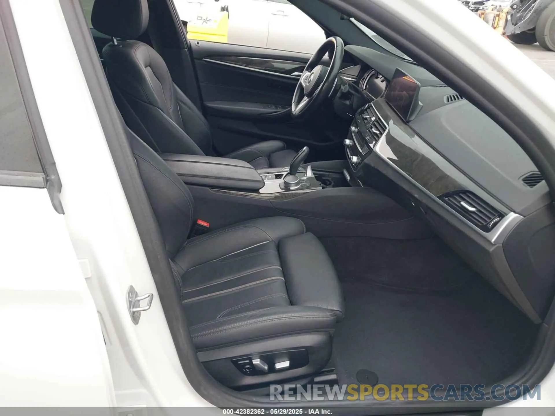 5 Photograph of a damaged car WBAJE7C55KWW43530 BMW 540I 2019