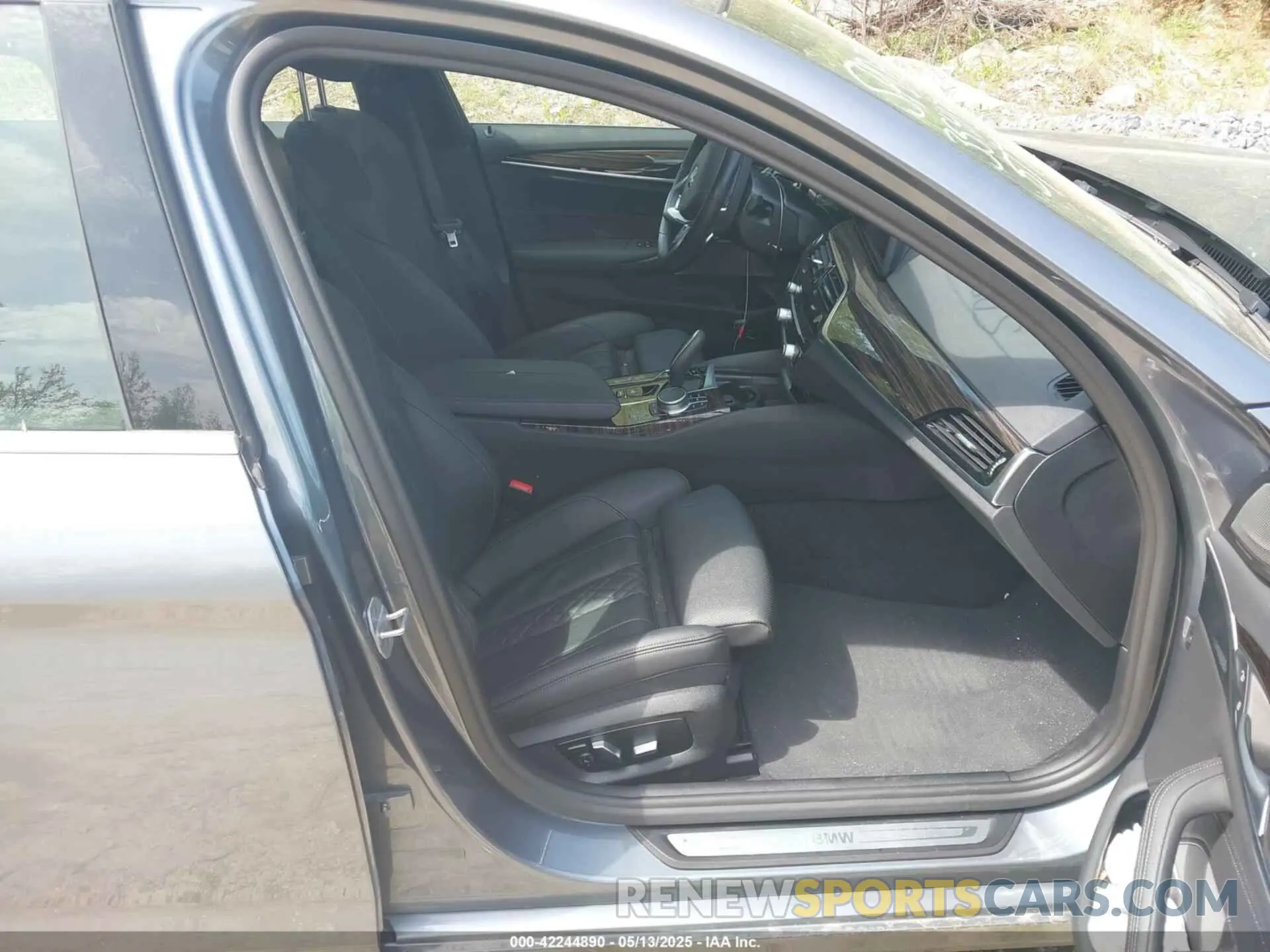 5 Photograph of a damaged car WBA73BJ06MWW98274 BMW 540I 2021