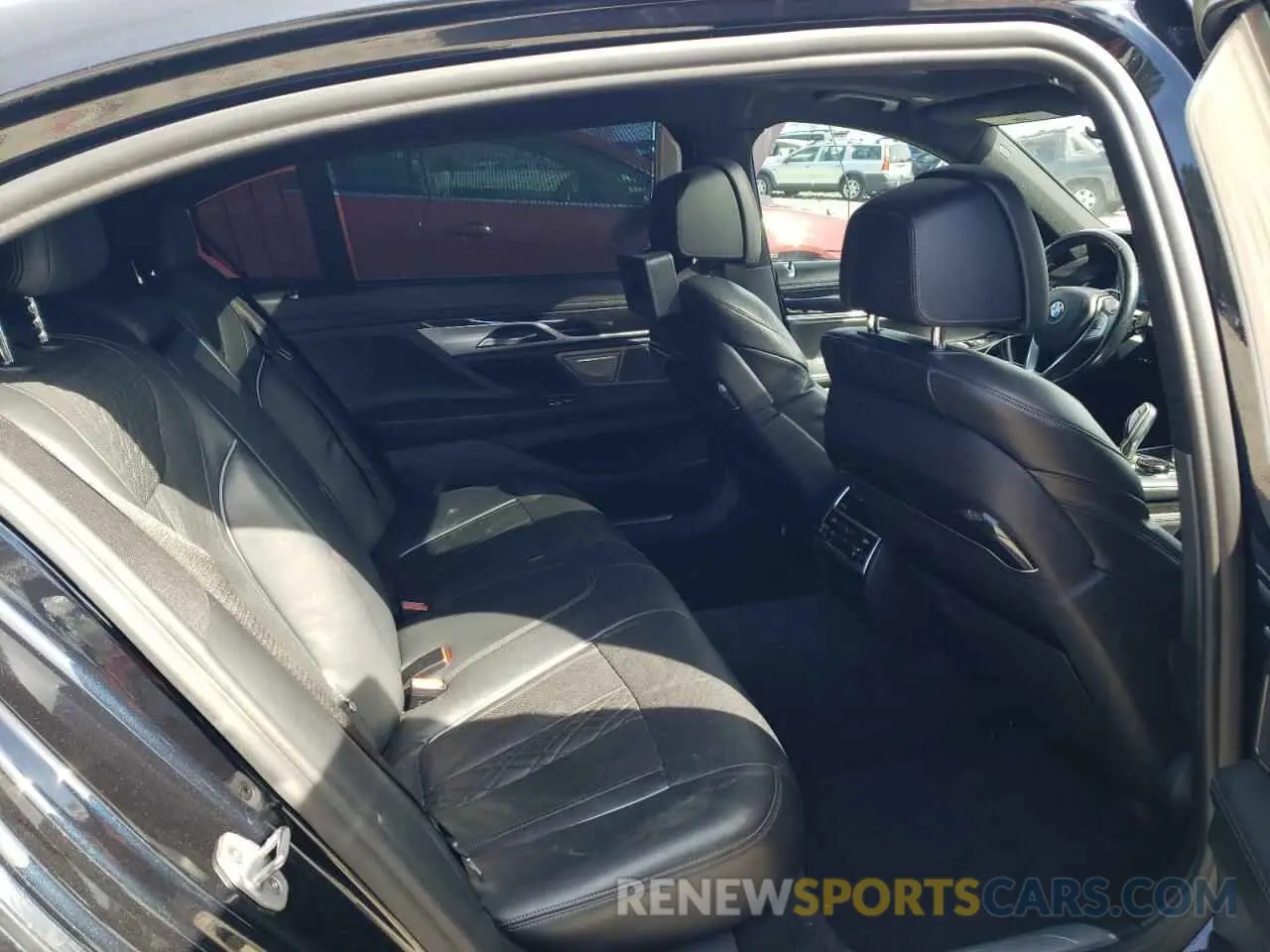 10 Photograph of a damaged car WBA7E4C51KGV70305 BMW 7 SERIES 2019