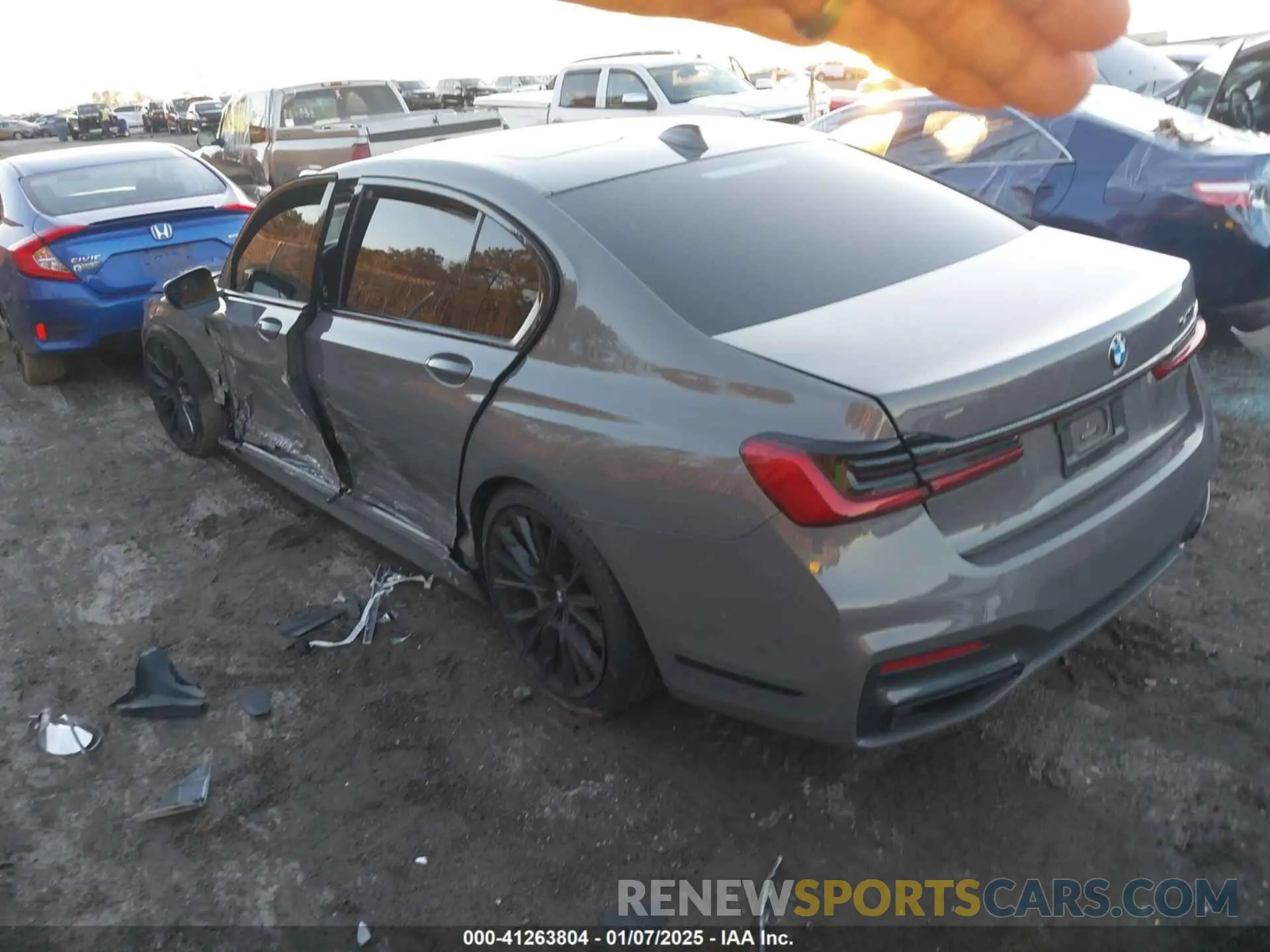 3 Photograph of a damaged car WBA7T2C05NCH26018 BMW 740 2022