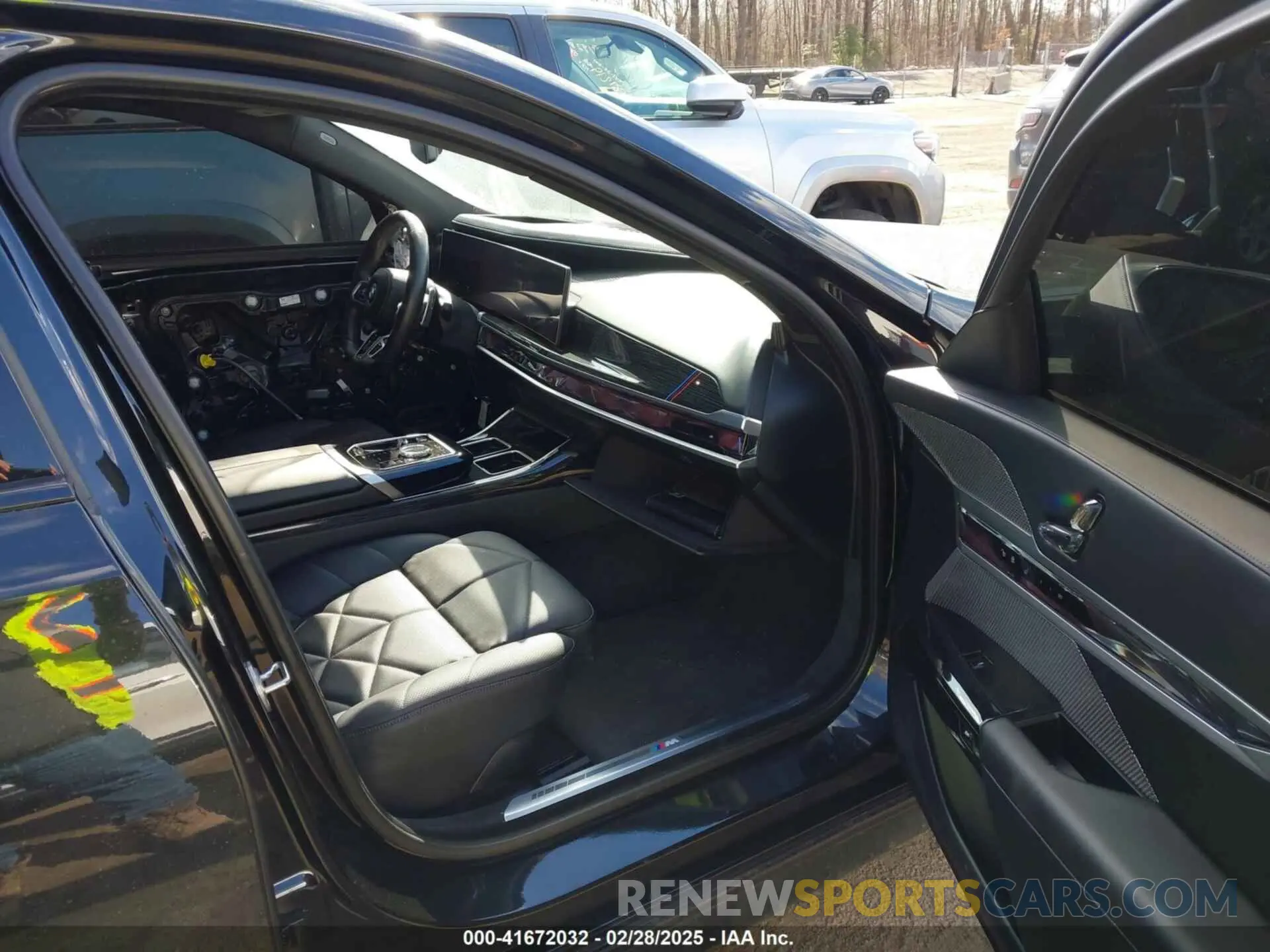 5 Photograph of a damaged car WBA23EH0XPCM66798 BMW 740 2023
