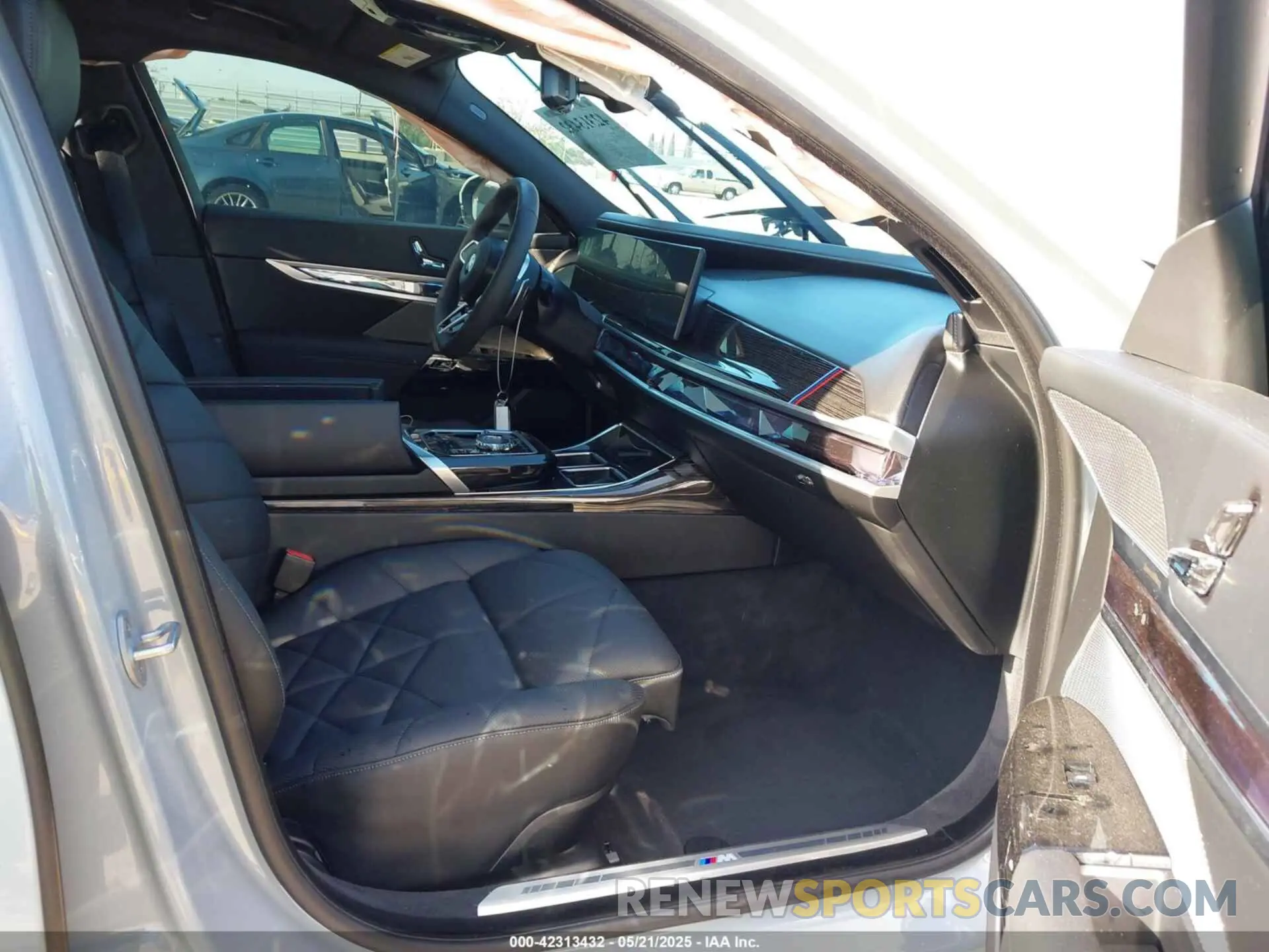 5 Photograph of a damaged car WBA23EH05SCU56625 BMW 740 2025