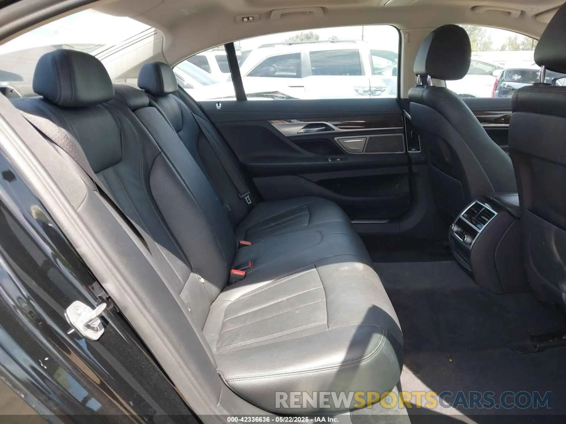 8 Photograph of a damaged car WBA7E2C56KB216989 BMW 740I 2019