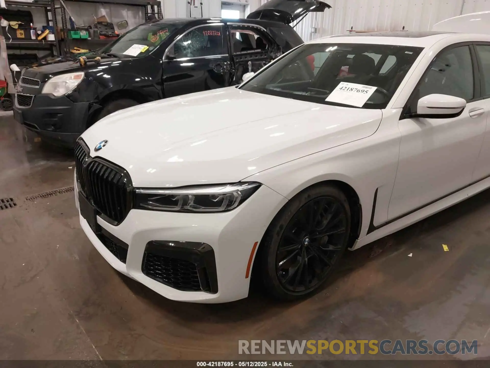 6 Photograph of a damaged car WBA7U2C03NCG89838 BMW 750 2022