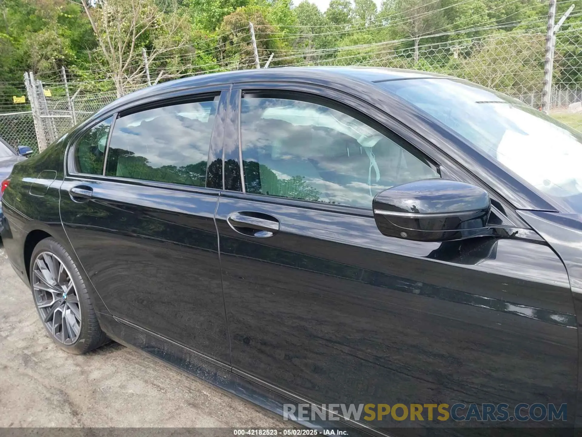 12 Photograph of a damaged car WBA7U2C0XNCH39635 BMW 750 2022