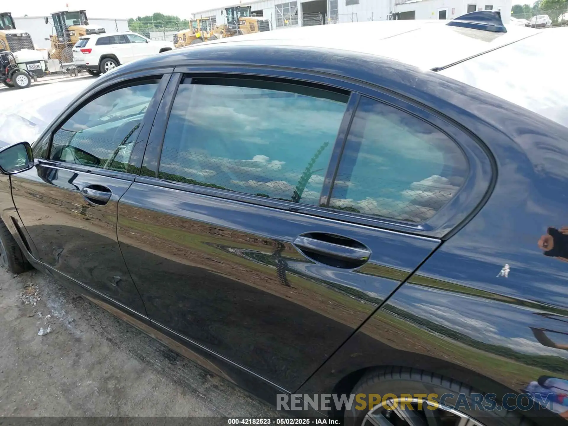 13 Photograph of a damaged car WBA7U2C0XNCH39635 BMW 750 2022