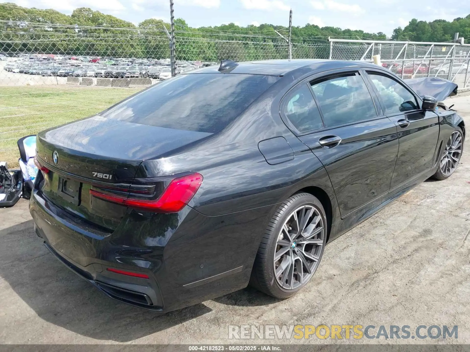4 Photograph of a damaged car WBA7U2C0XNCH39635 BMW 750 2022