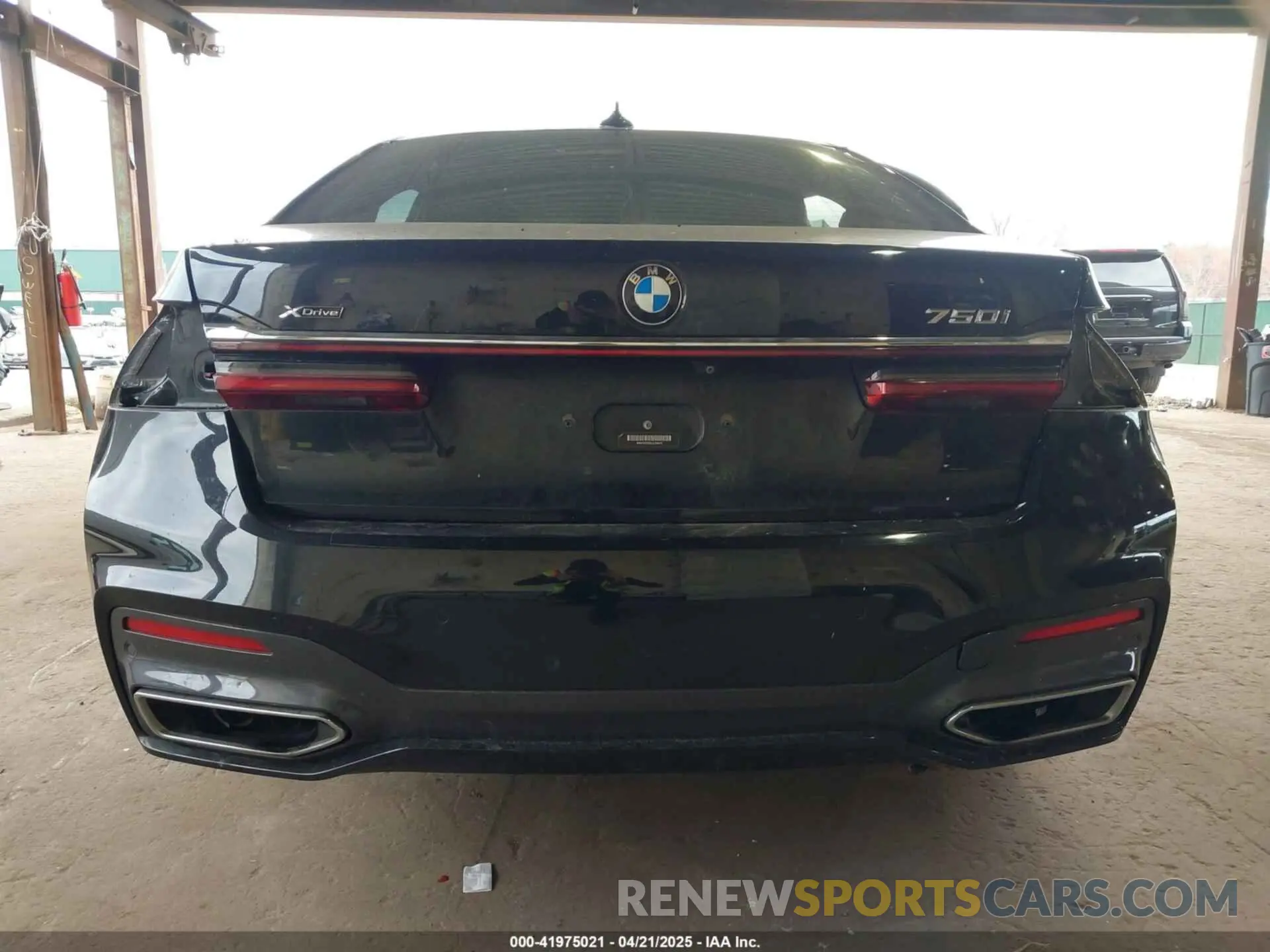 17 Photograph of a damaged car WBA7U2C02LGJ59475 BMW 750I 2020