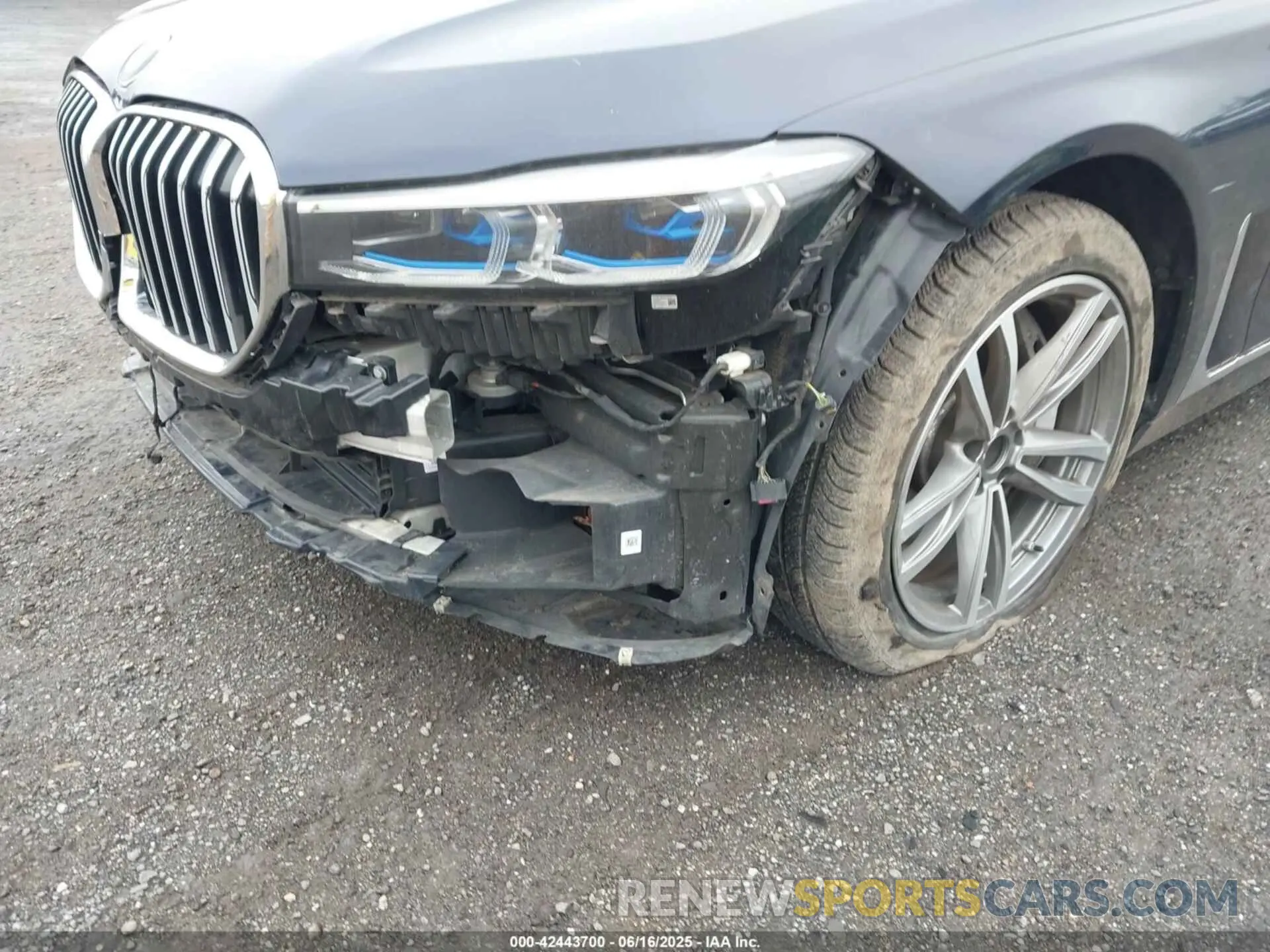 18 Photograph of a damaged car WBA7U2C05LGM26656 BMW 750I 2020