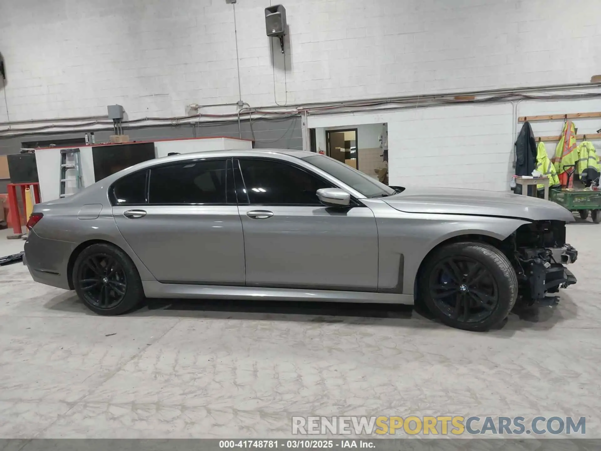 14 Photograph of a damaged car WBA7U2C06LBX84829 BMW 750I 2020