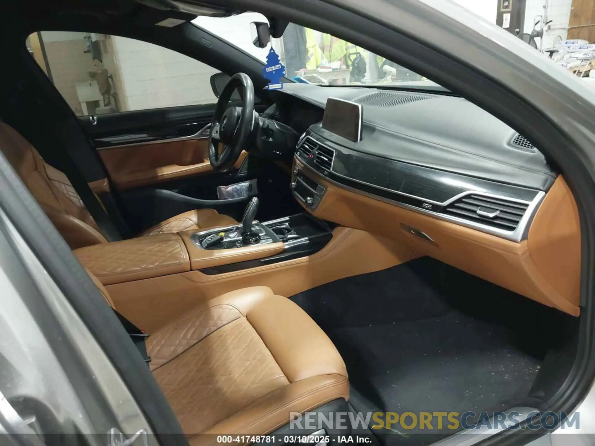 5 Photograph of a damaged car WBA7U2C06LBX84829 BMW 750I 2020