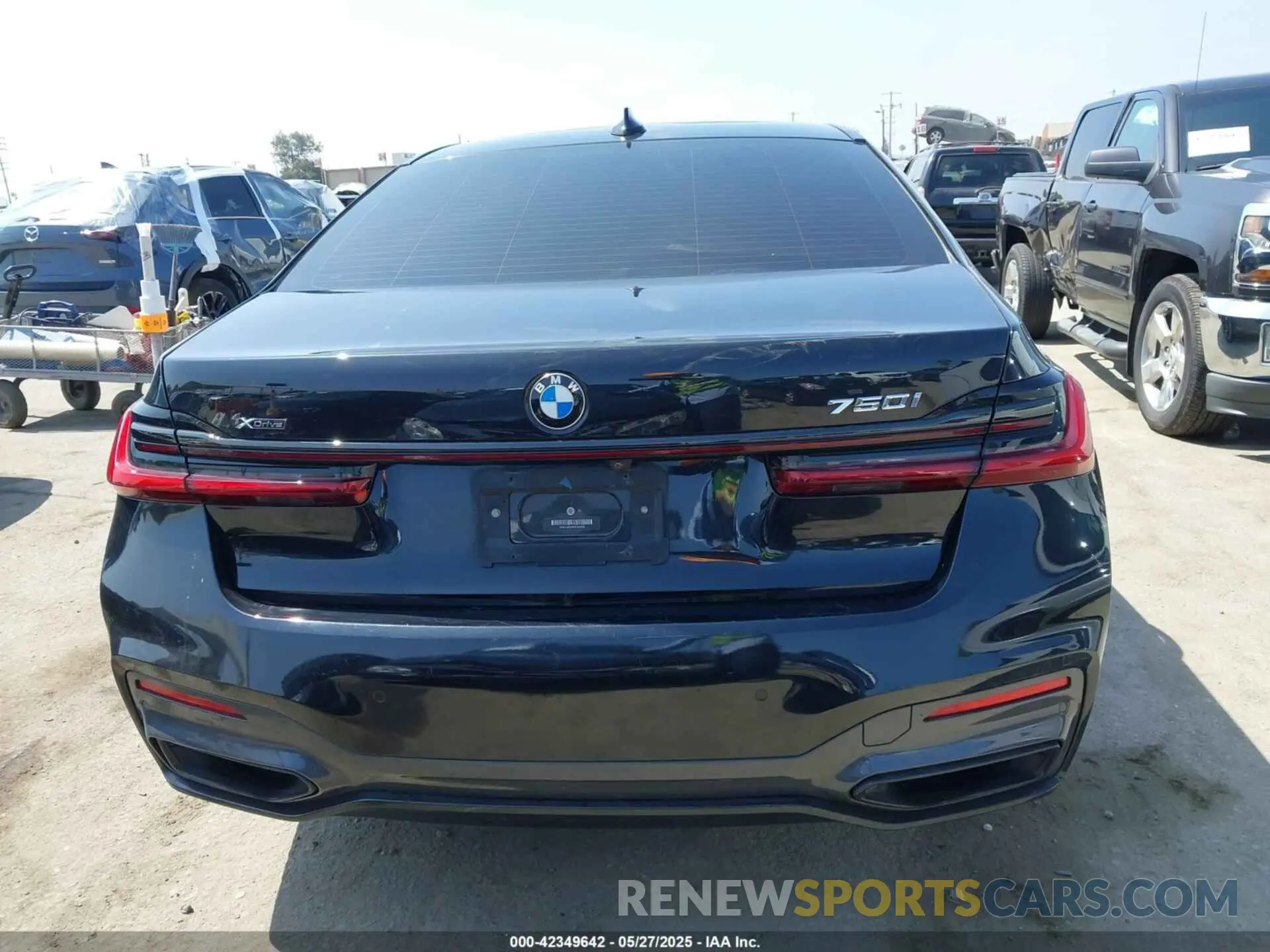 17 Photograph of a damaged car WBA7U2C04MCG45569 BMW 750I 2021