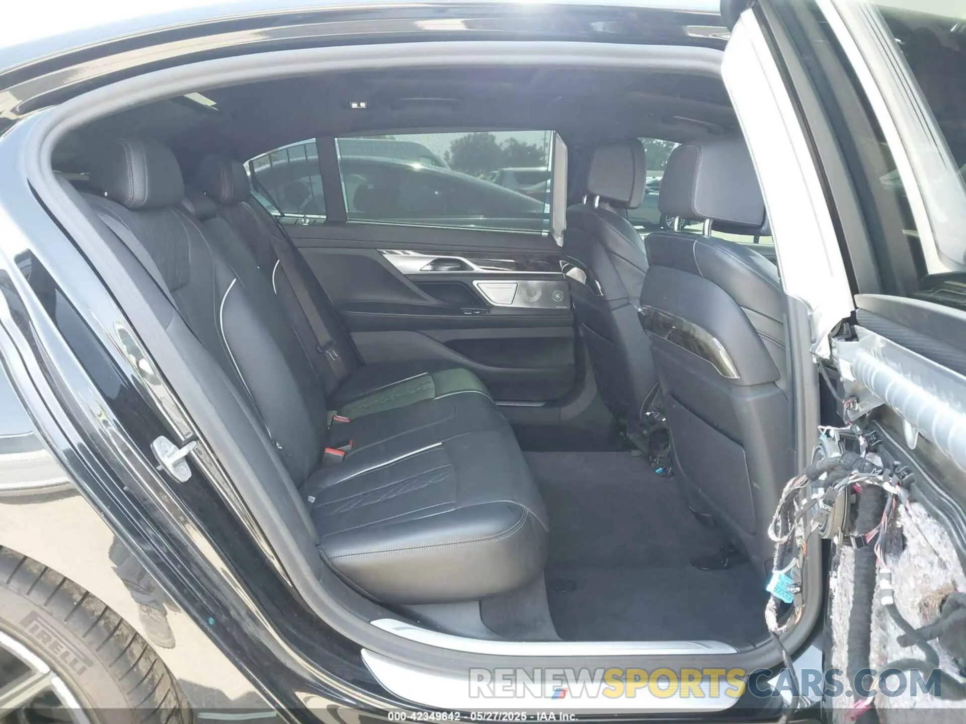 8 Photograph of a damaged car WBA7U2C04MCG45569 BMW 750I 2021