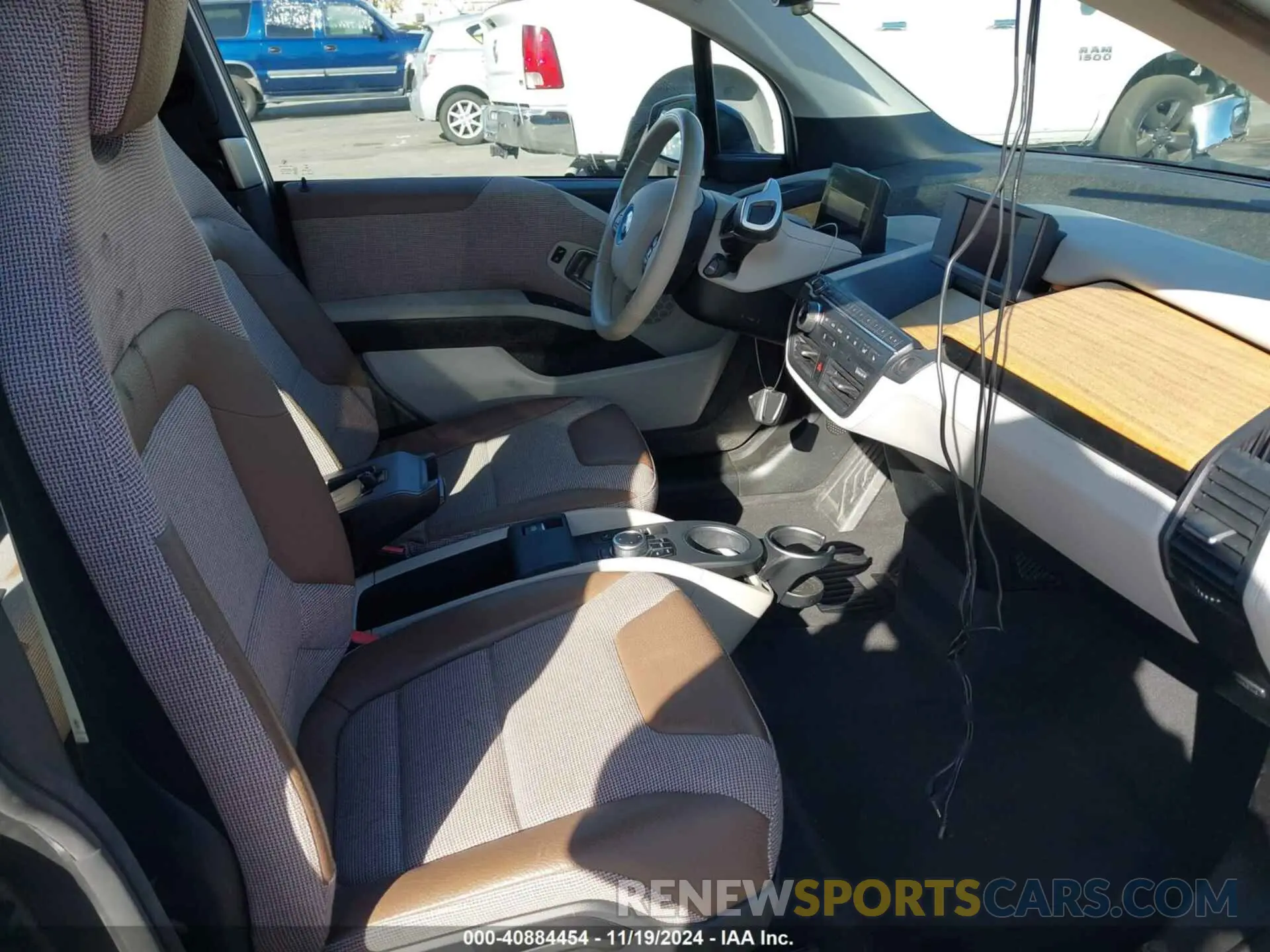5 Photograph of a damaged car WBY8P2C50K7D82298 BMW I3 2019