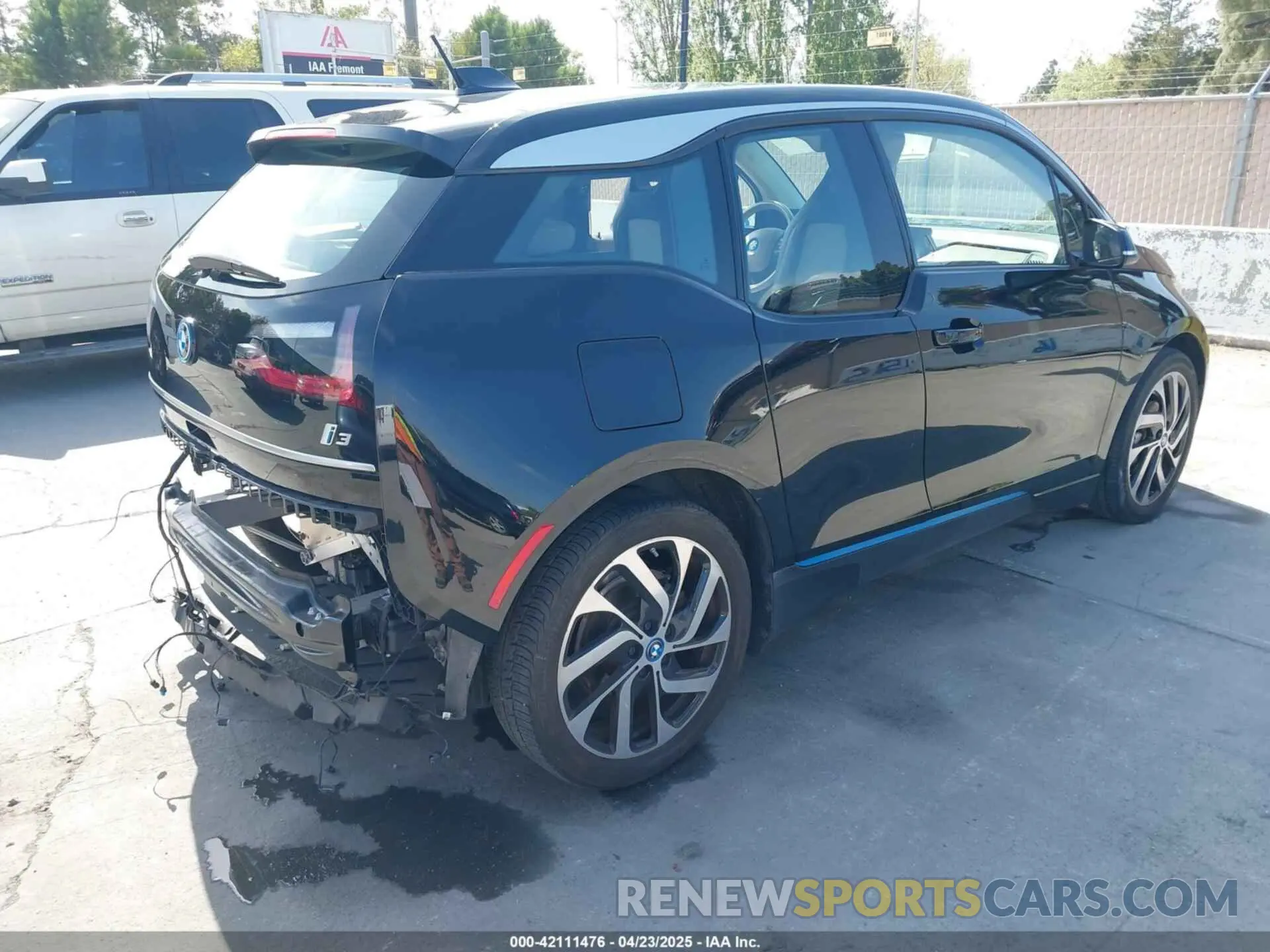 4 Photograph of a damaged car WBY8P2C04M7J50324 BMW I3 2021