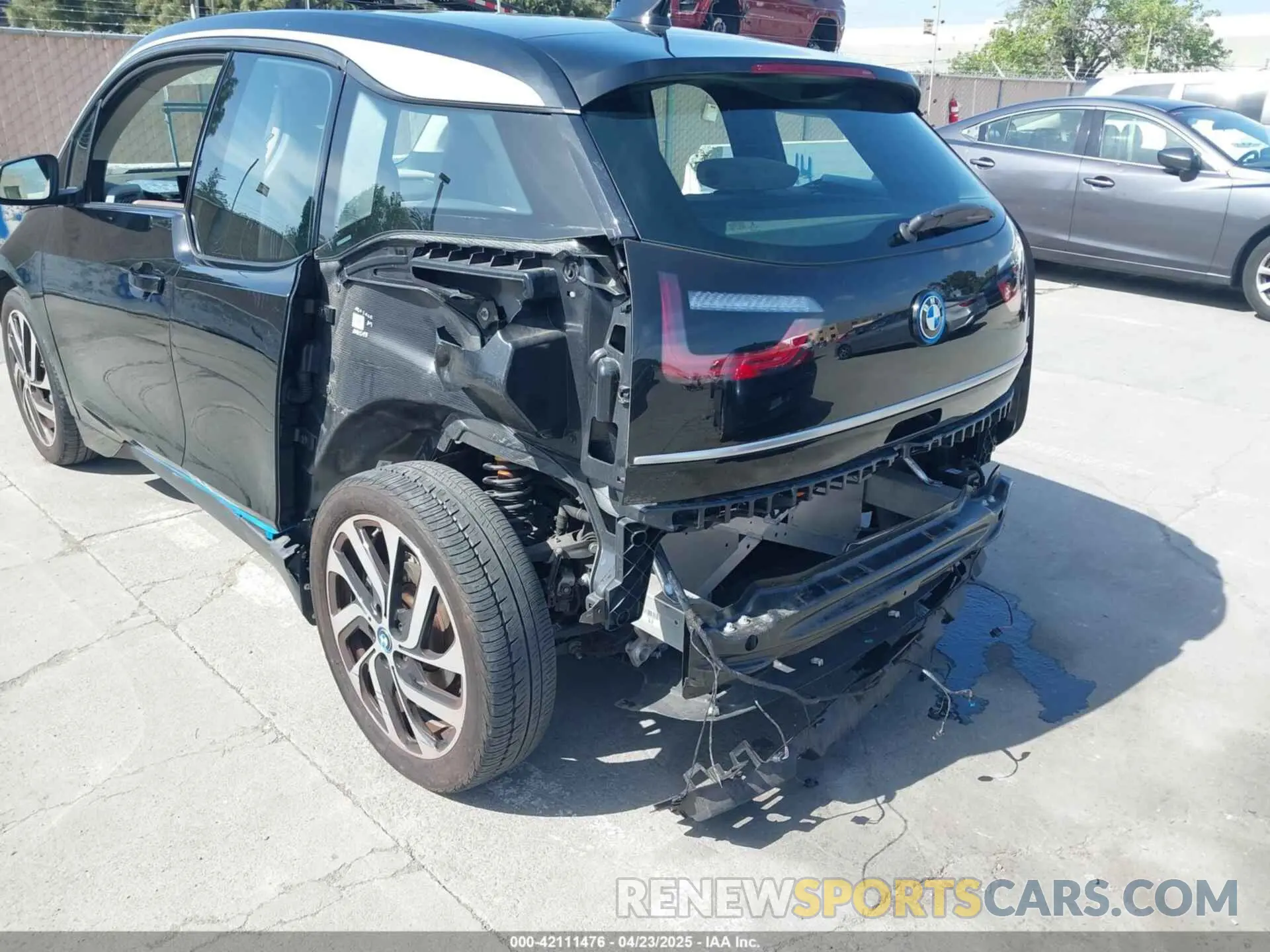6 Photograph of a damaged car WBY8P2C04M7J50324 BMW I3 2021