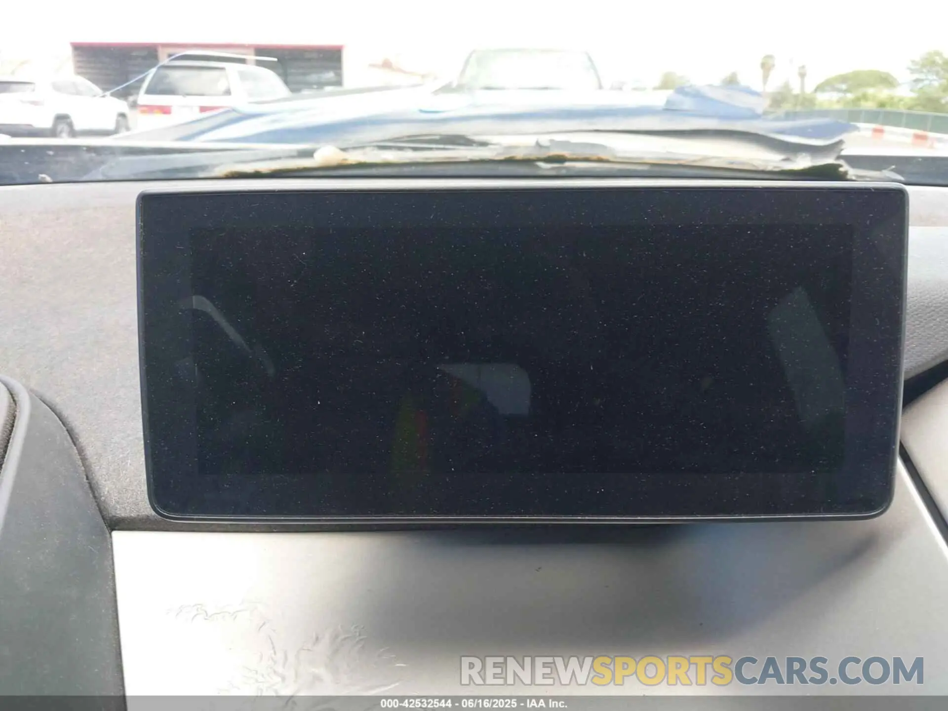 18 Photograph of a damaged car WBY8P6C52K7D94279 BMW I3S 2019