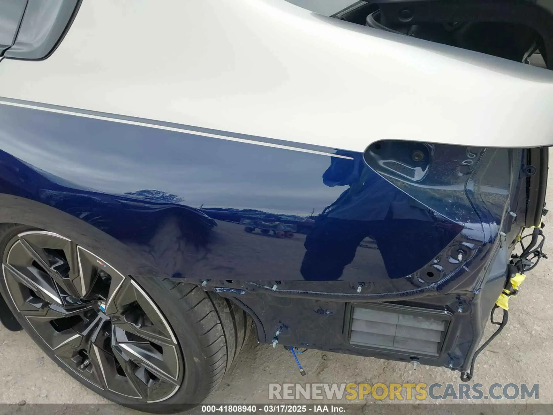 22 Photograph of a damaged car WBY53EJ05PCM97031 BMW I7 2023