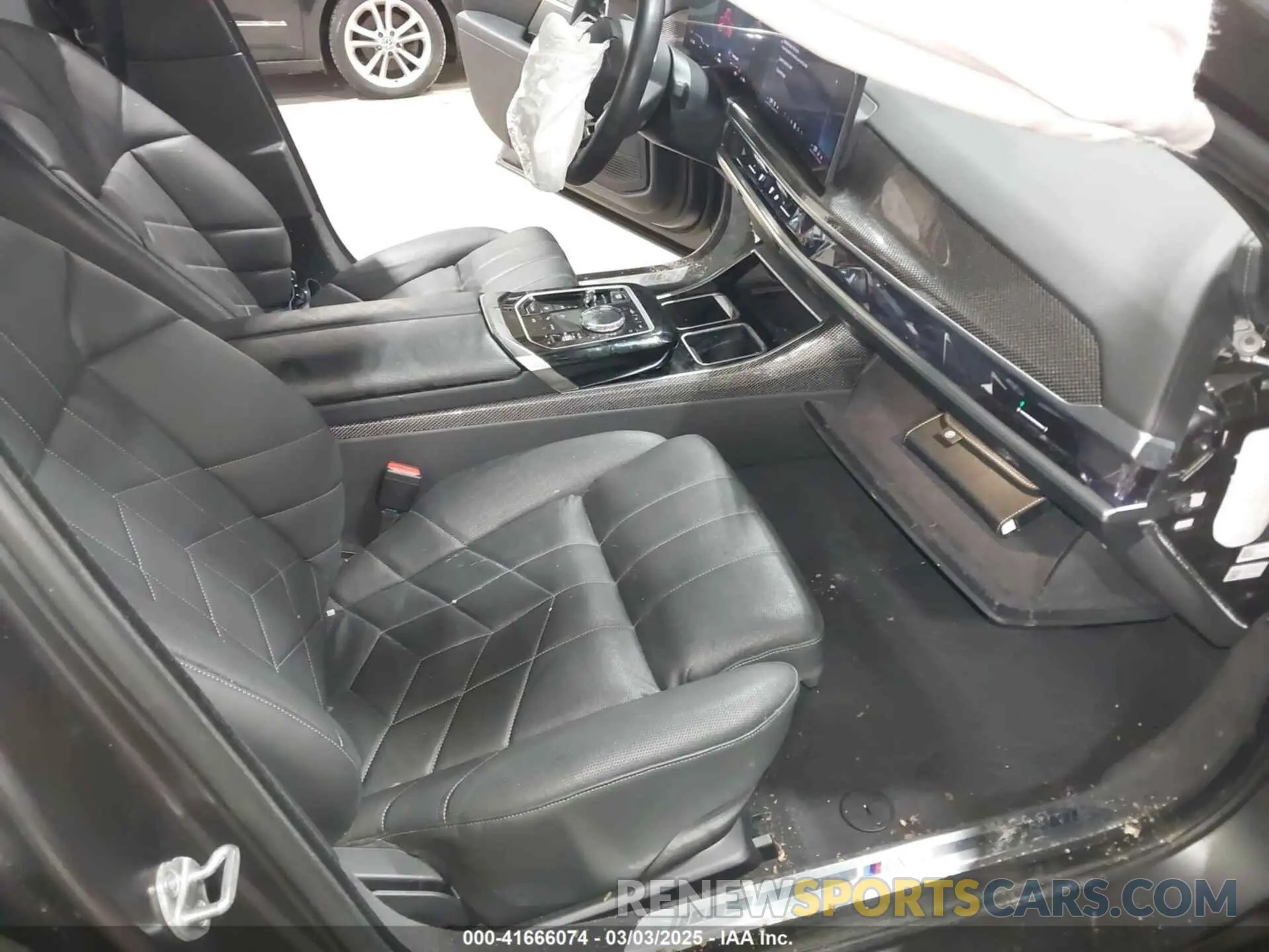 5 Photograph of a damaged car WBY53EJ07PCM80196 BMW I7 2023