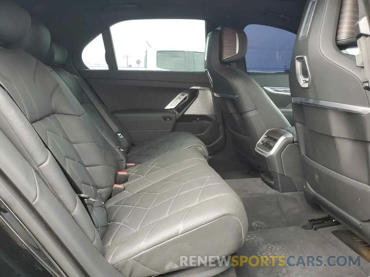 10 Photograph of a damaged car WBY53EJ05RCP85098 BMW I7 XDRIVE6 2024
