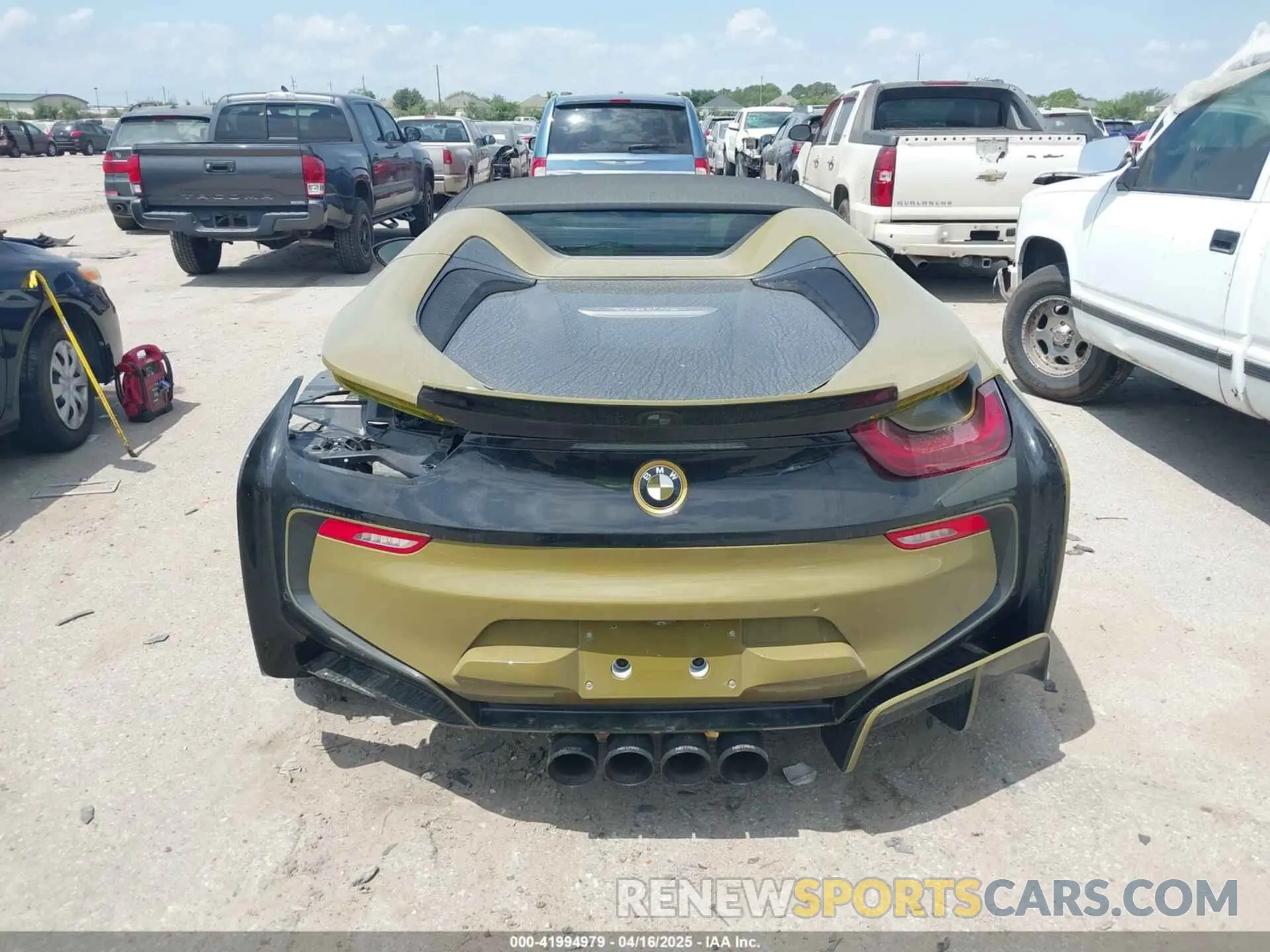 16 Photograph of a damaged car WBY2Z6C52KVG98174 BMW I8 2019
