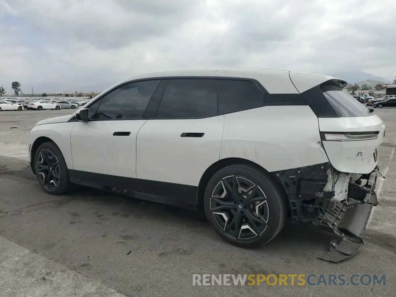 2 Photograph of a damaged car WB523CF01NCK44105 BMW IX XDRIVE5 2022