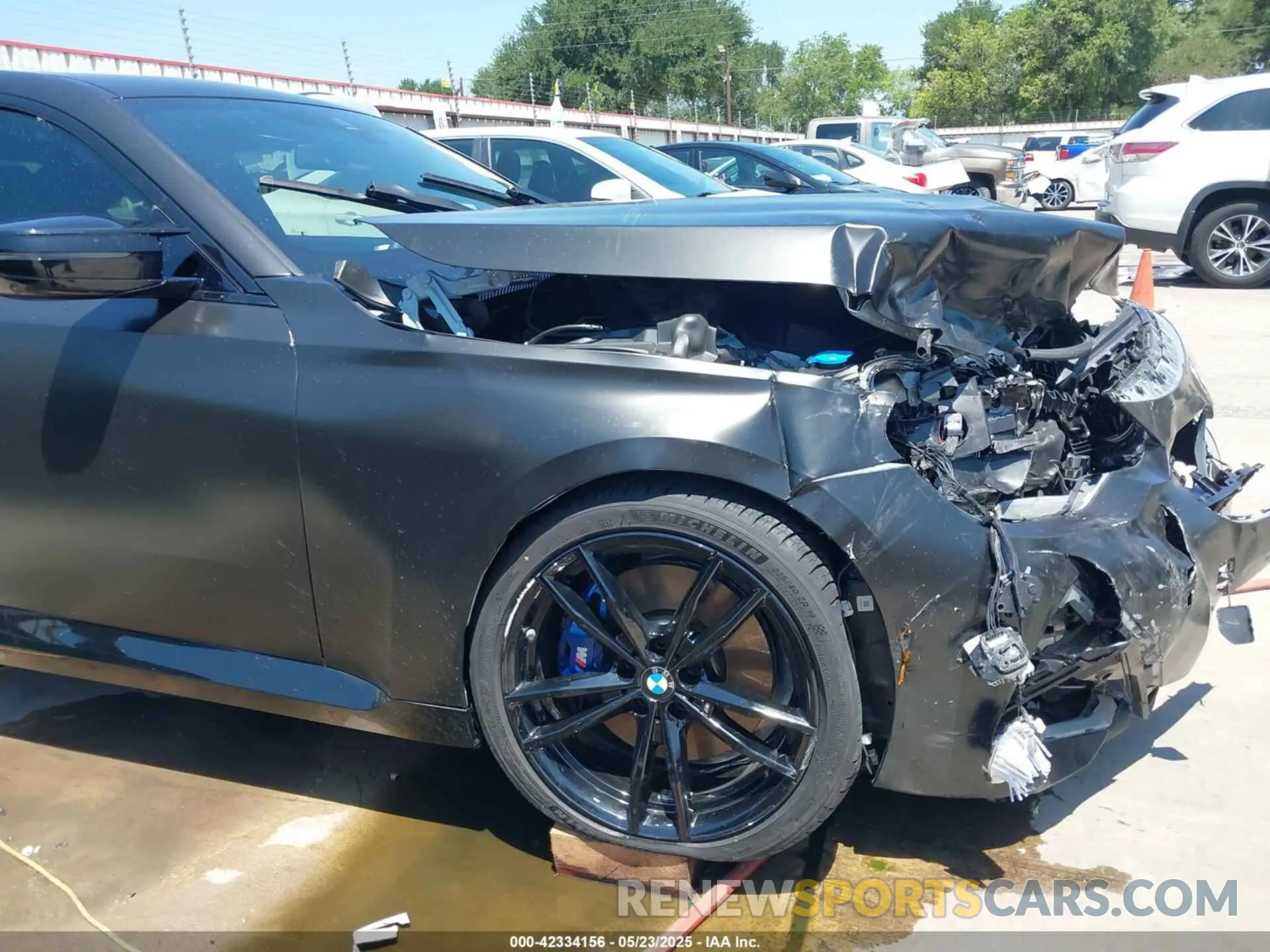 19 Photograph of a damaged car 3MW53CM05N8C49462 BMW M240 2022