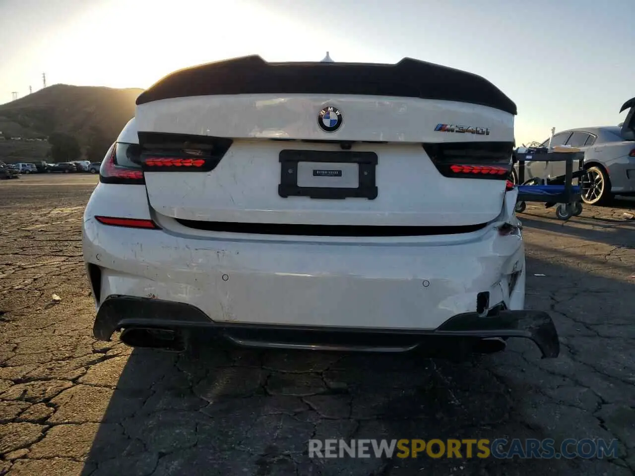 6 Photograph of a damaged car 3MW5U7J05M8B93885 BMW M3 2021