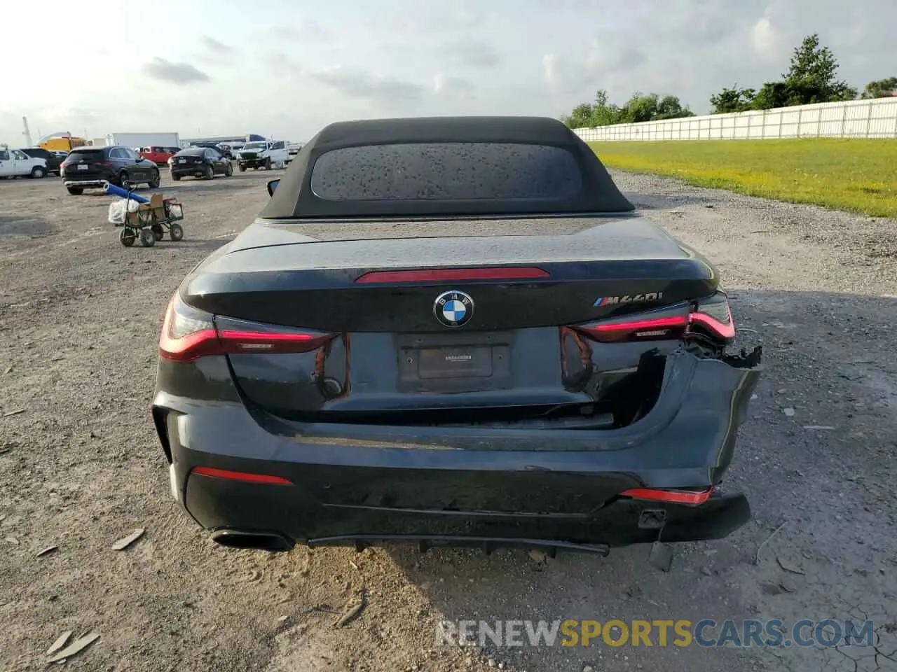 6 Photograph of a damaged car WBA53AT05MCH21014 BMW M4 2021
