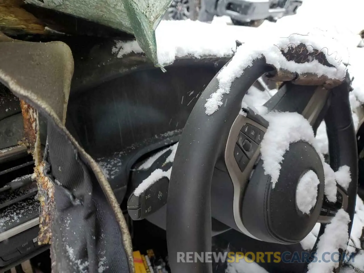 9 Photograph of a damaged car WBA13AR08NCJ20863 BMW M4 2022