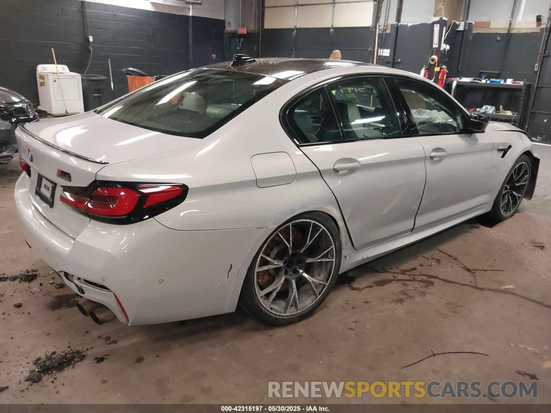4 Photograph of a damaged car WBS83CH01MCF44510 BMW M5 2021