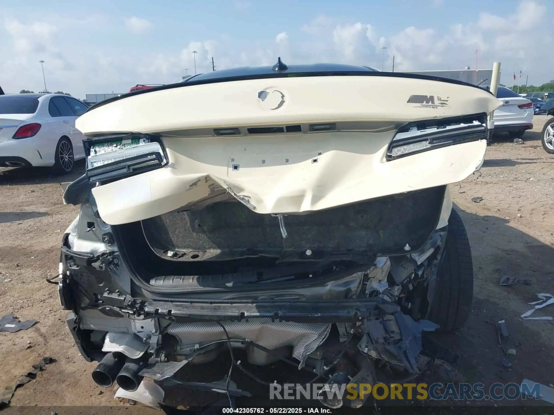 17 Photograph of a damaged car WBS83CH04MCF63178 BMW M5 2021