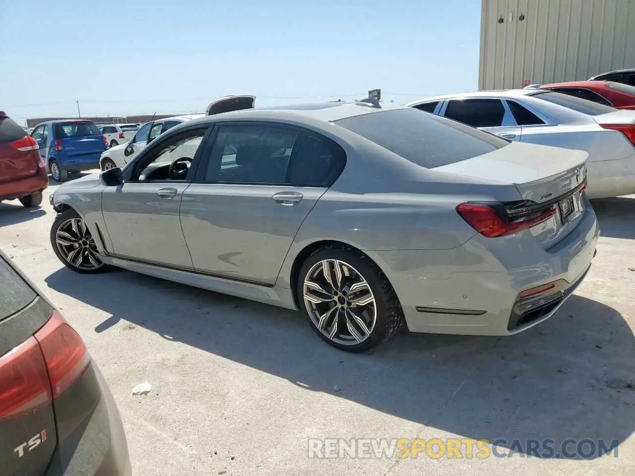 2 Photograph of a damaged car WBA7U6C02NCJ06924 BMW M7 2022