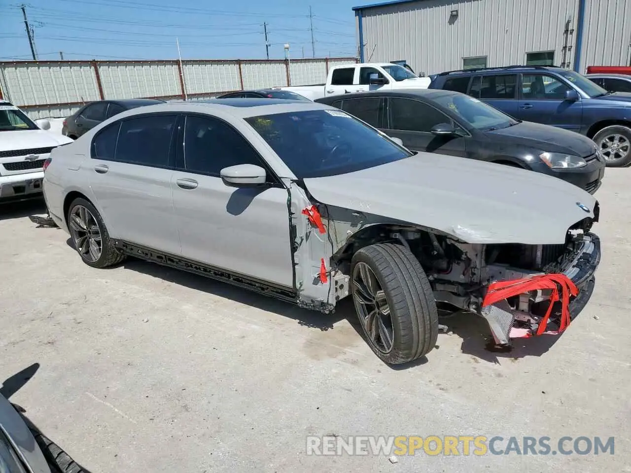 4 Photograph of a damaged car WBA7U6C02NCJ06924 BMW M7 2022
