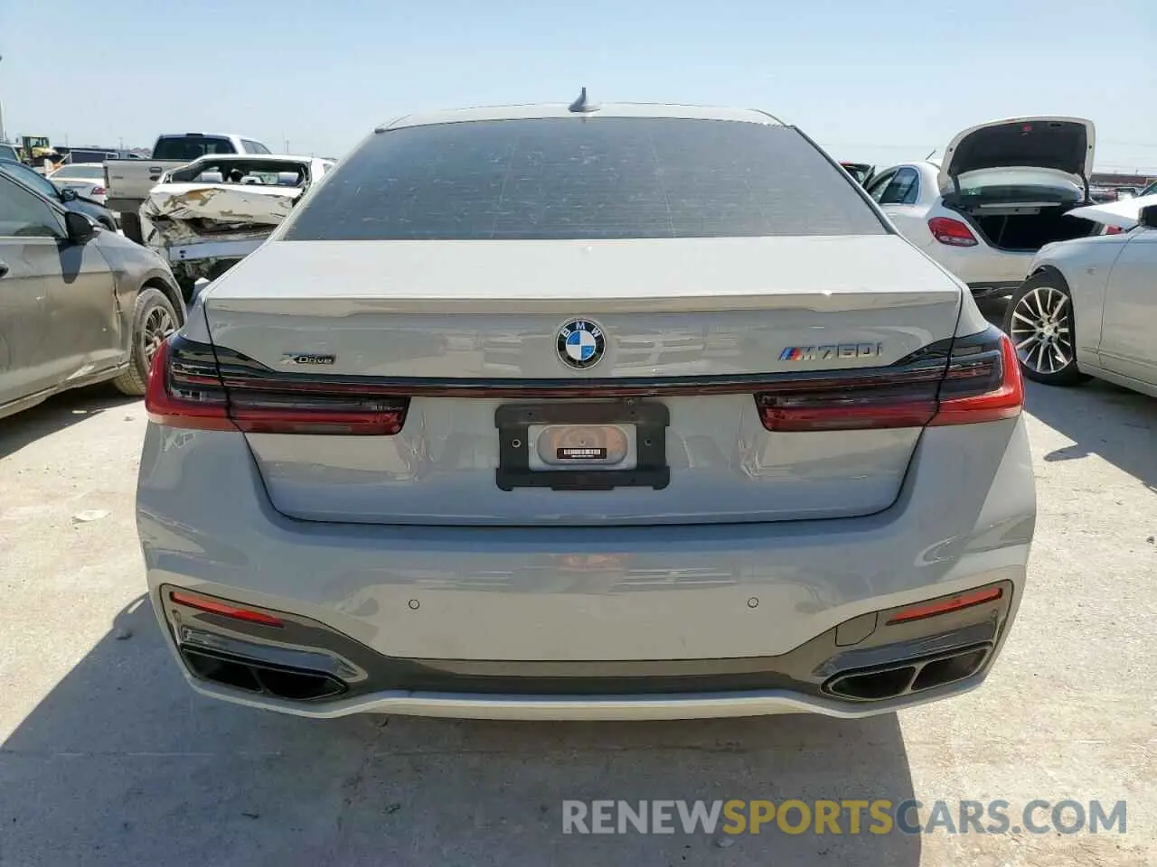 6 Photograph of a damaged car WBA7U6C02NCJ06924 BMW M7 2022