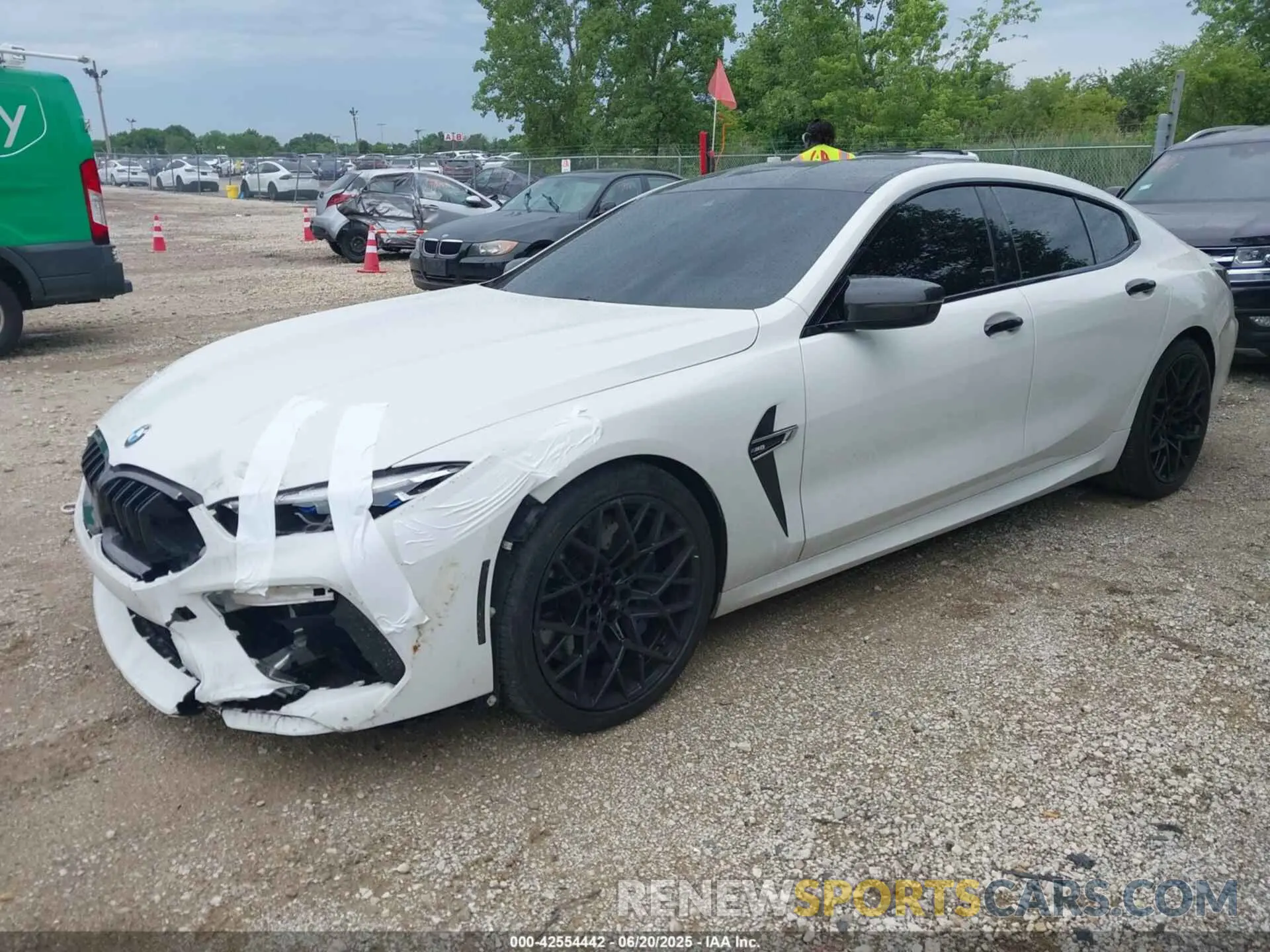 2 Photograph of a damaged car WBSGV0C02MCF33723 BMW M8 GRAN COUPE 2021